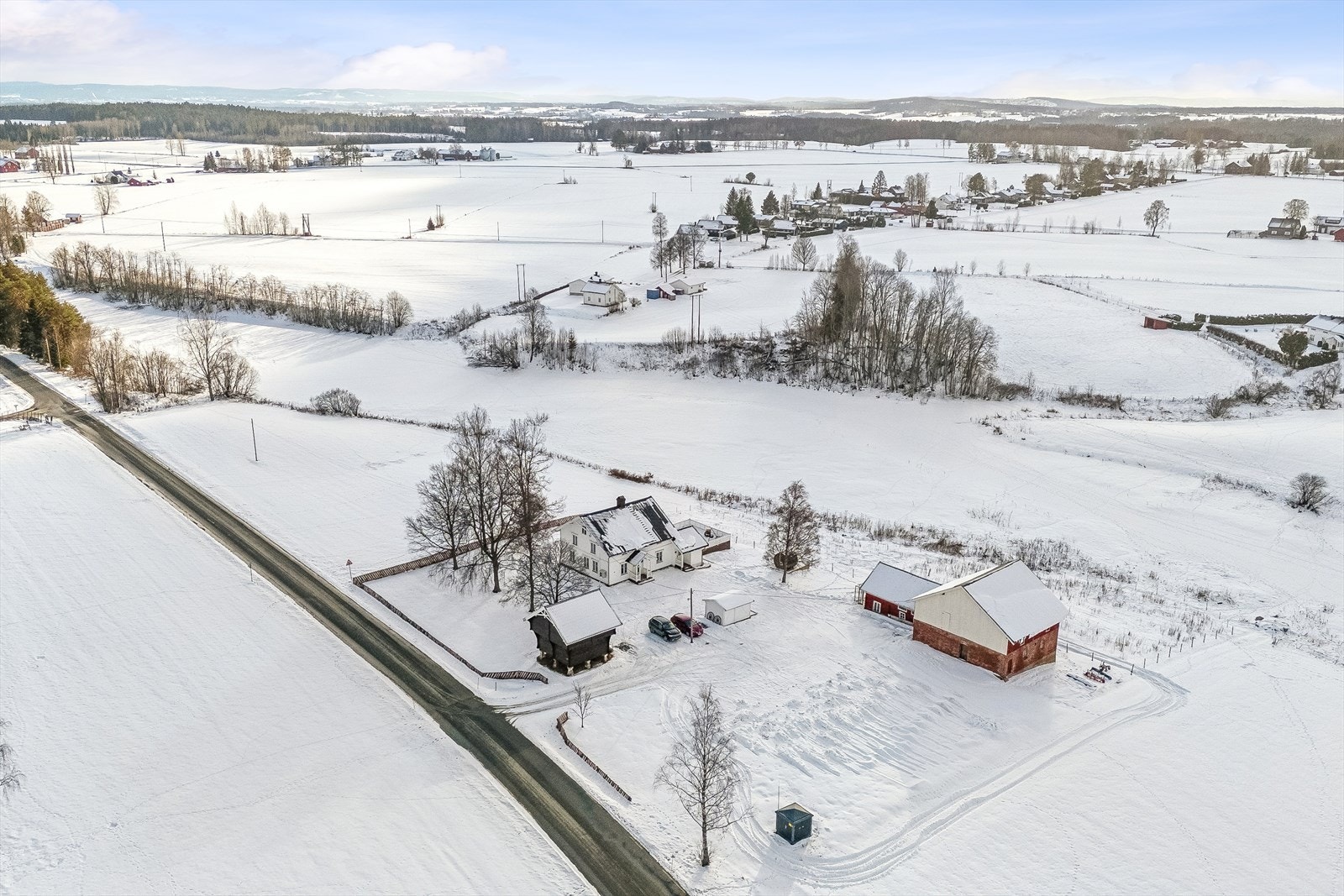 Oversiktsbilde over eiendommen og kulturlandskapet rundt Galleribilde