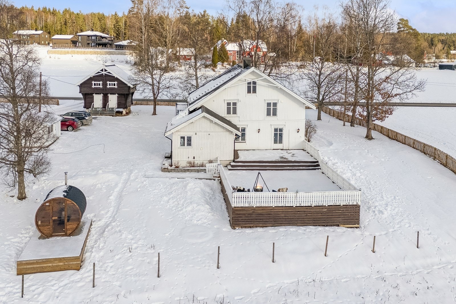 Dronebilde over tunet Galleribilde