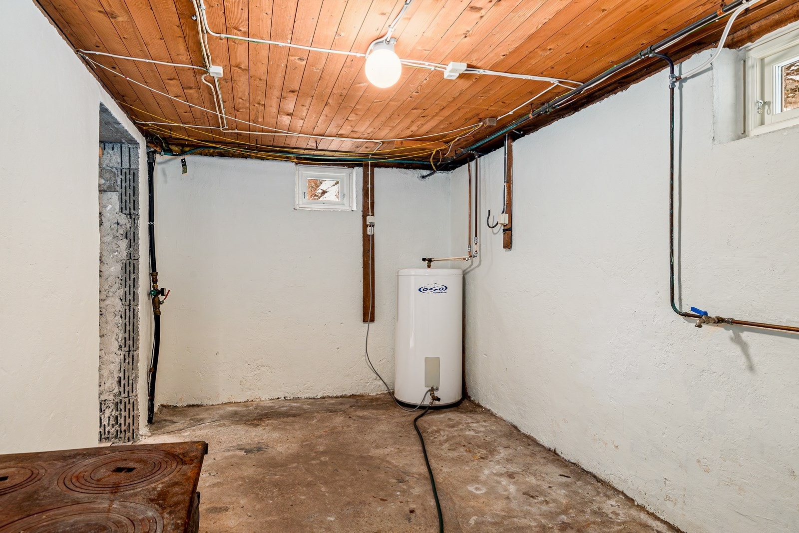 Vaskerom med varmtvannsbereder i kjeller Galleribilde