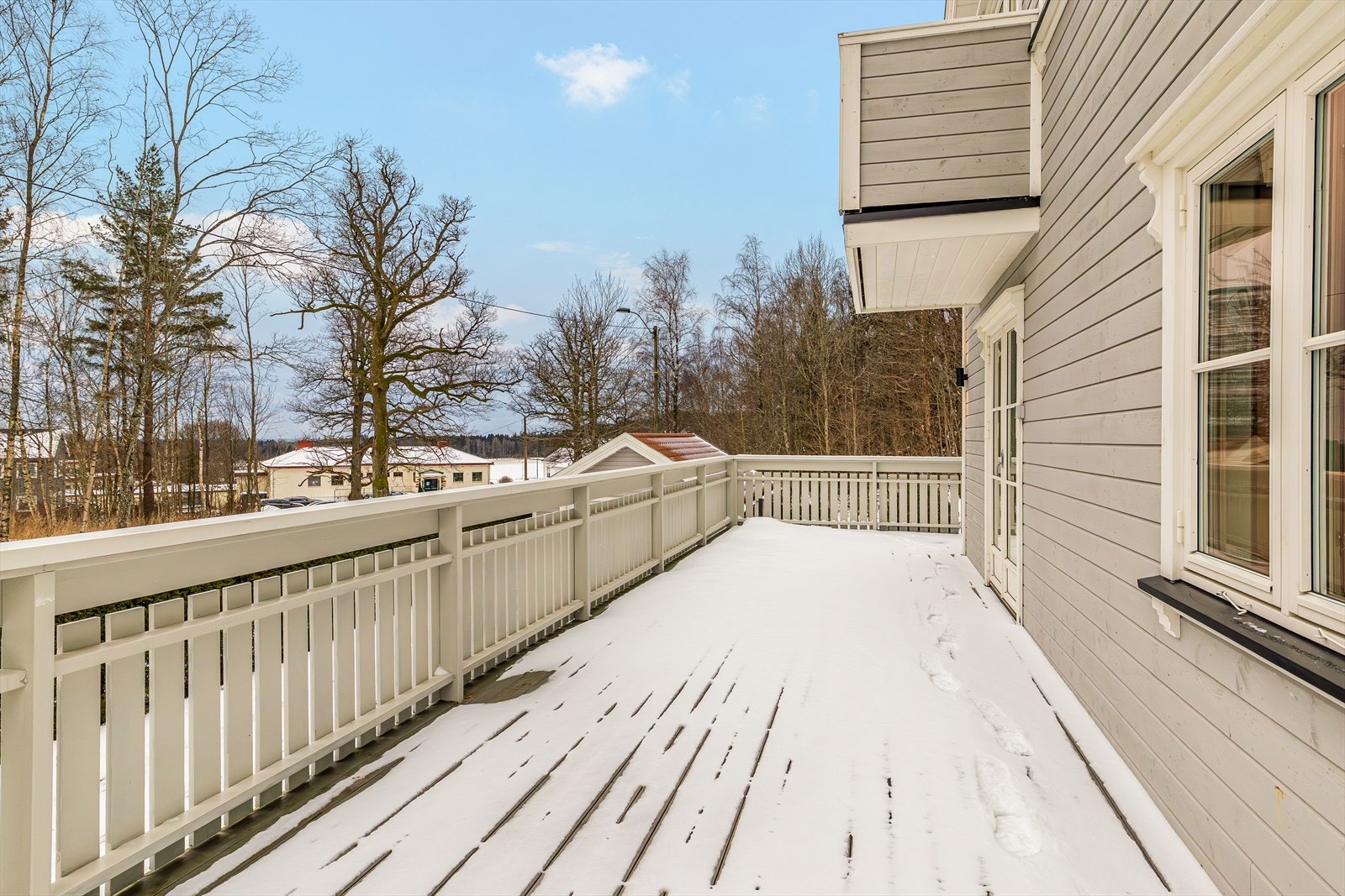 Terrassen ved stuen er over heles husets bredde Galleribilde