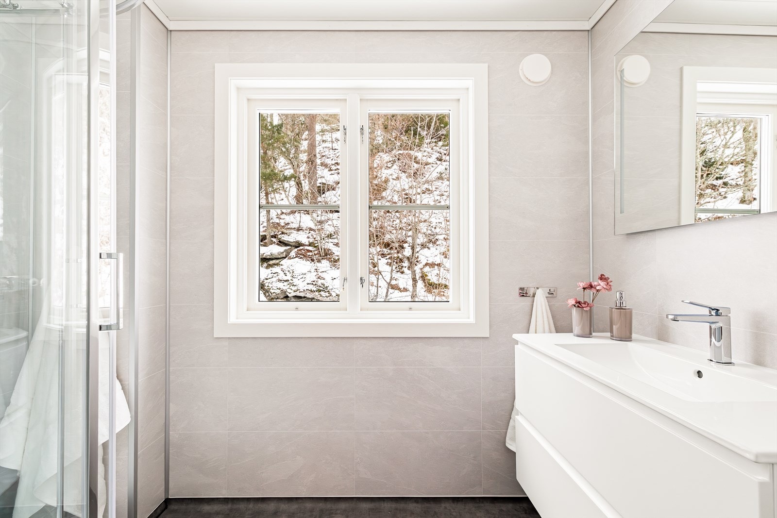 Badet i 2. etg. har dusjkabinett og er ifra 2025. Galleribilde