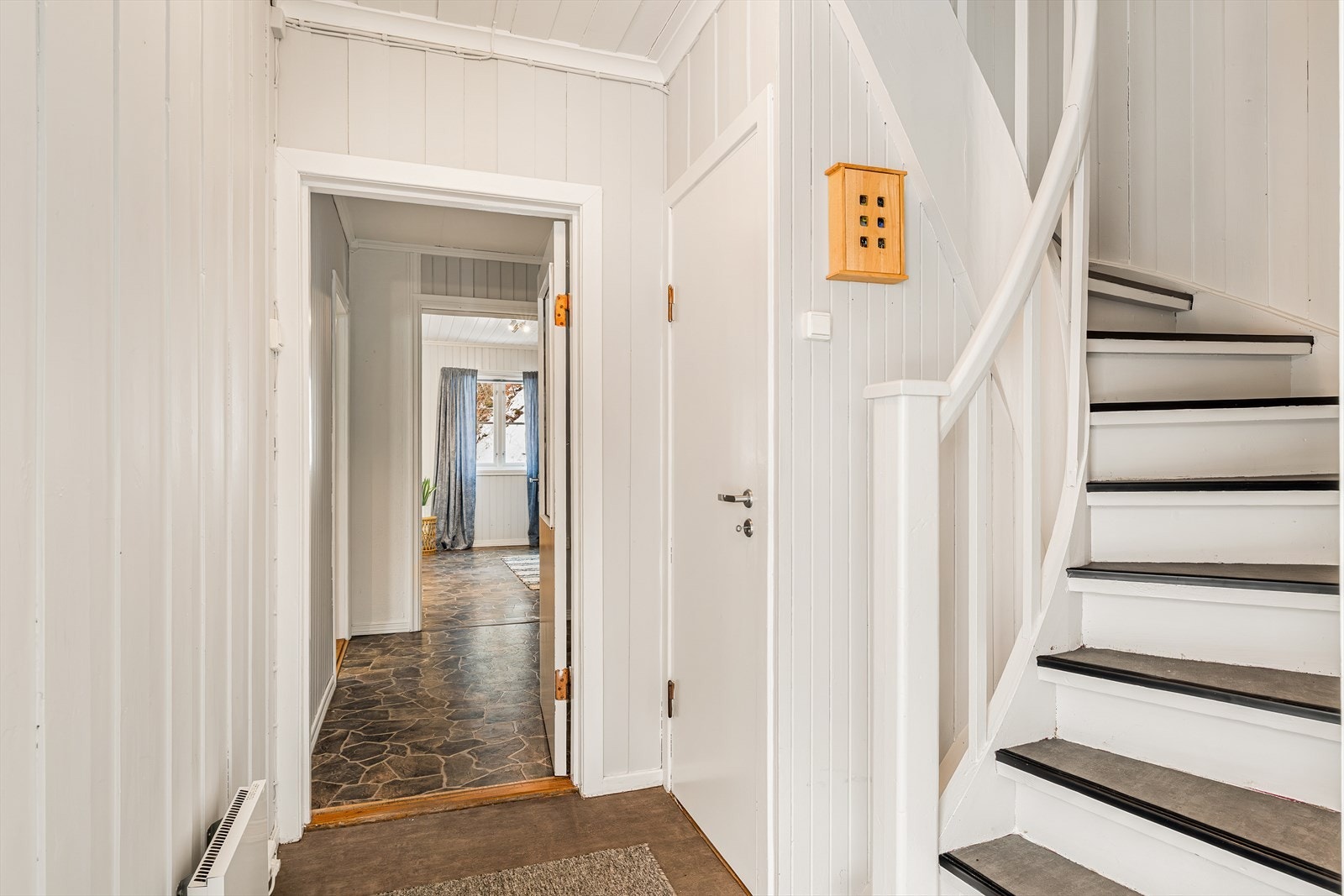 Vindfang med trapp- Døra fører ned til kjelleren Galleribilde