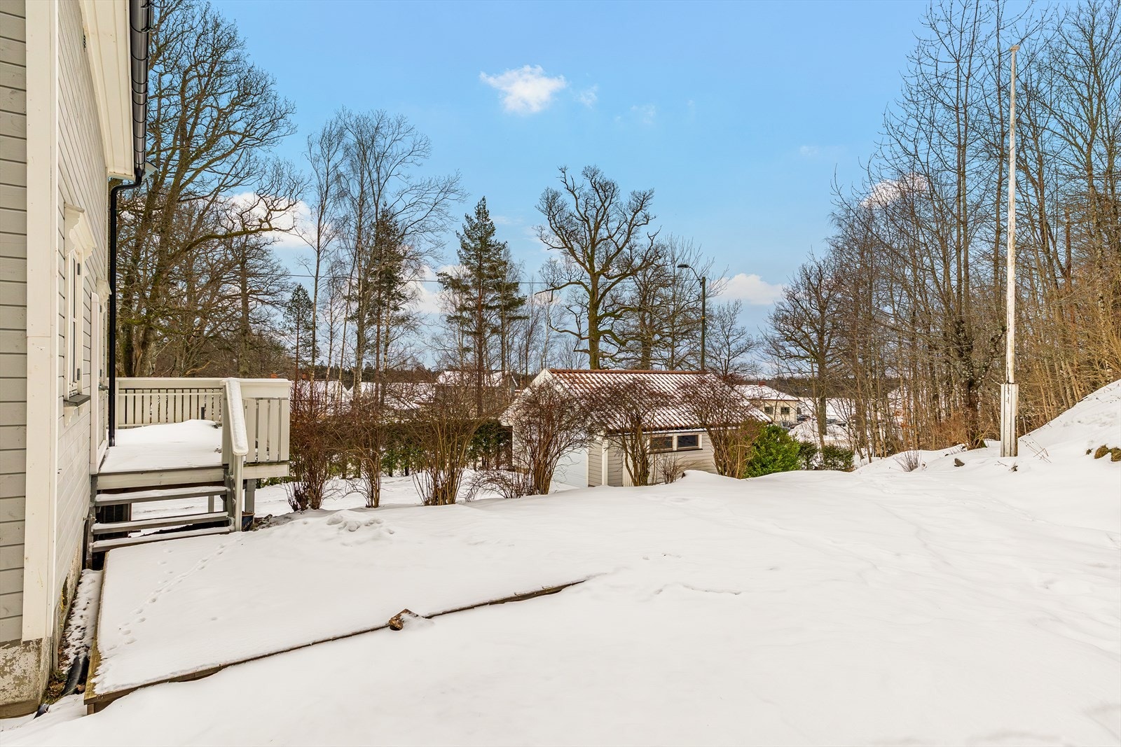 En uteplass med platting og direkte adkomst til terrassen Galleribilde