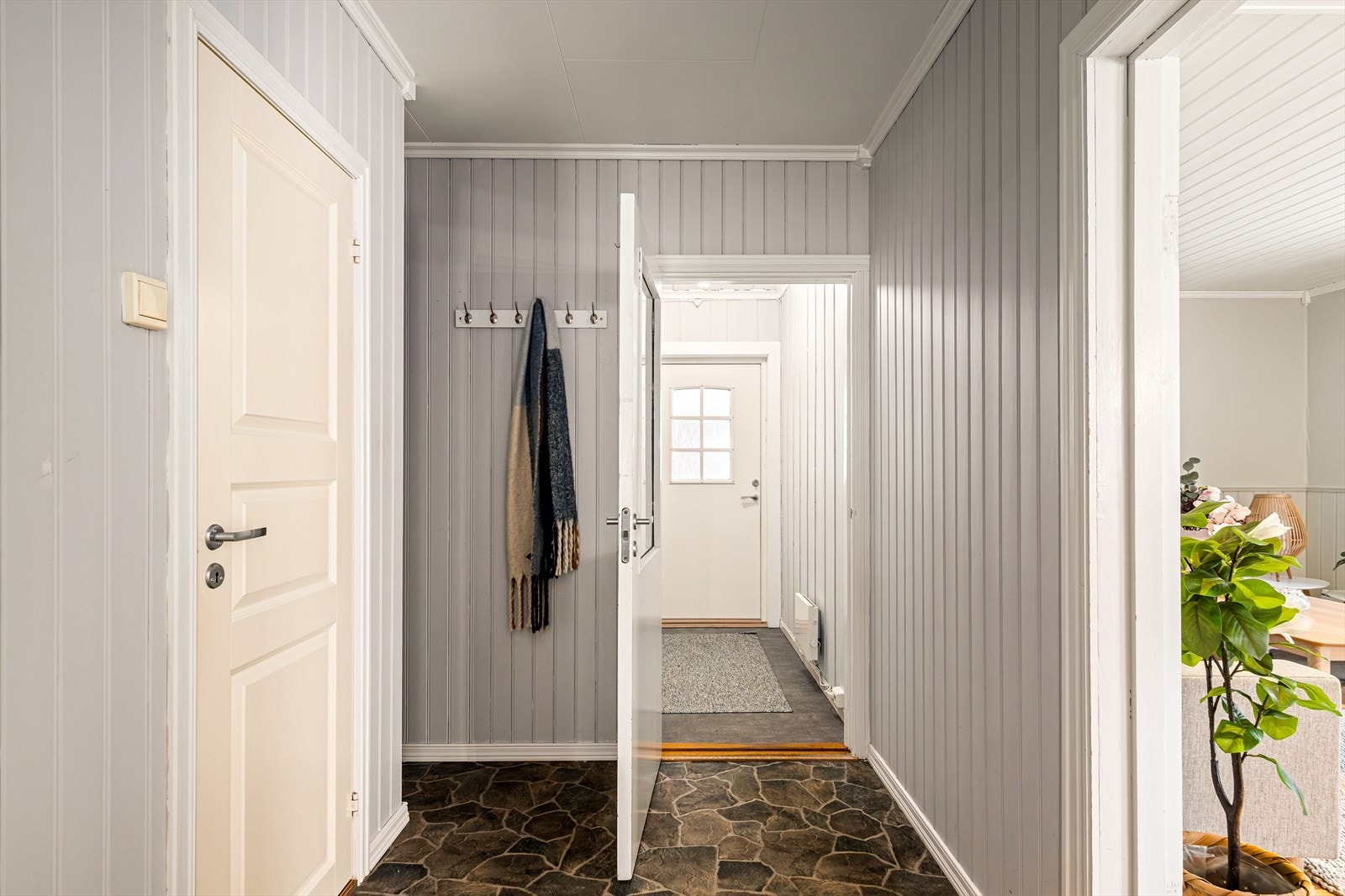 Gangen og døra til venstre fører til toalettrommet Galleribilde