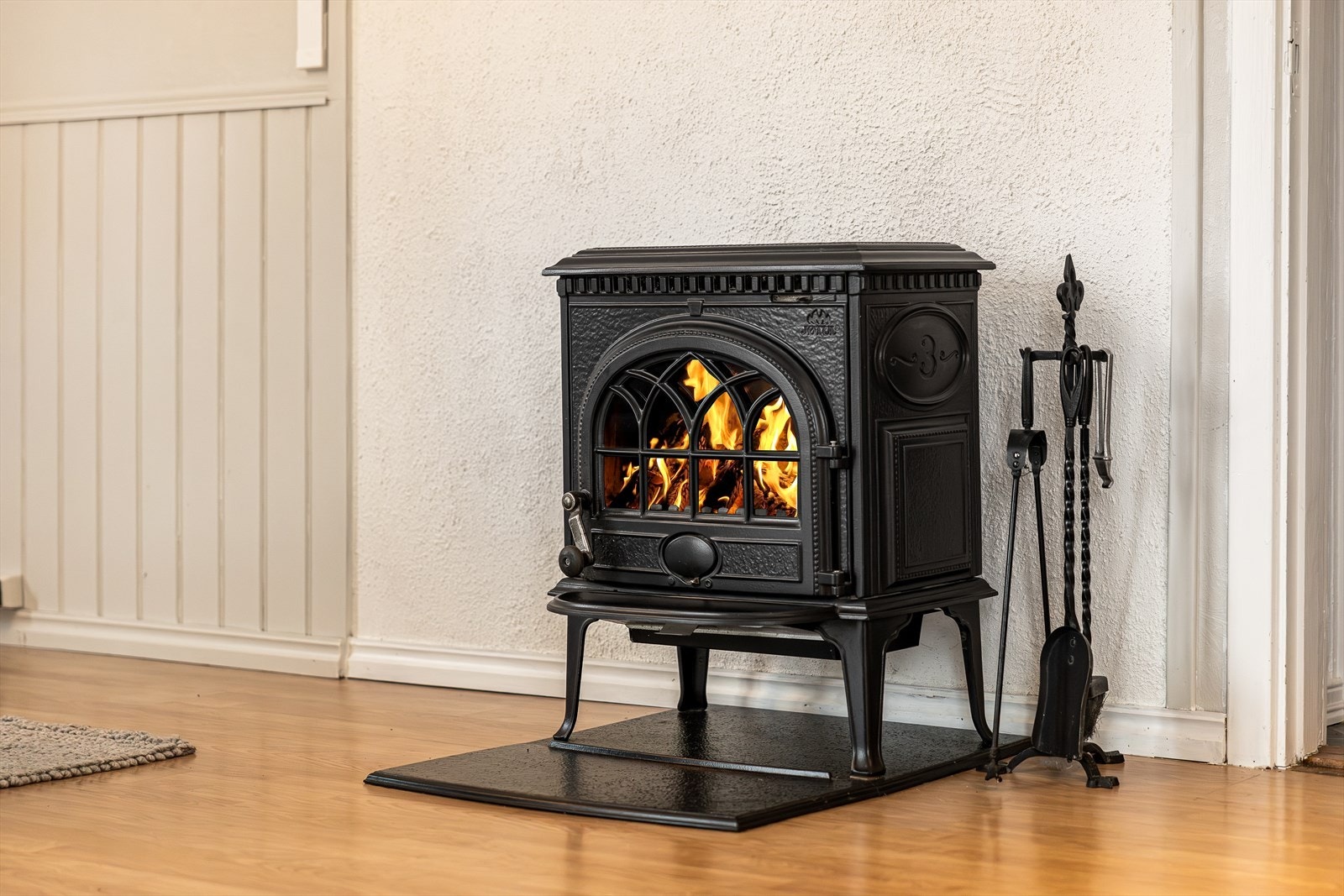 Jøtul peisovn i stuen varmer godt på kalde dager Galleribilde
