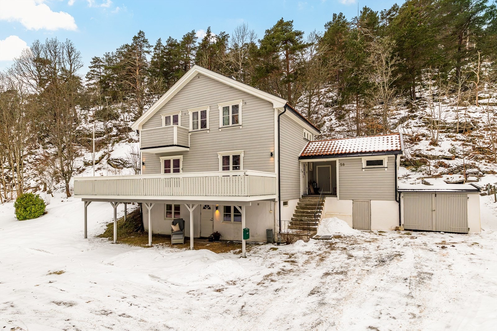 Fasaden sett fra veien Galleribilde