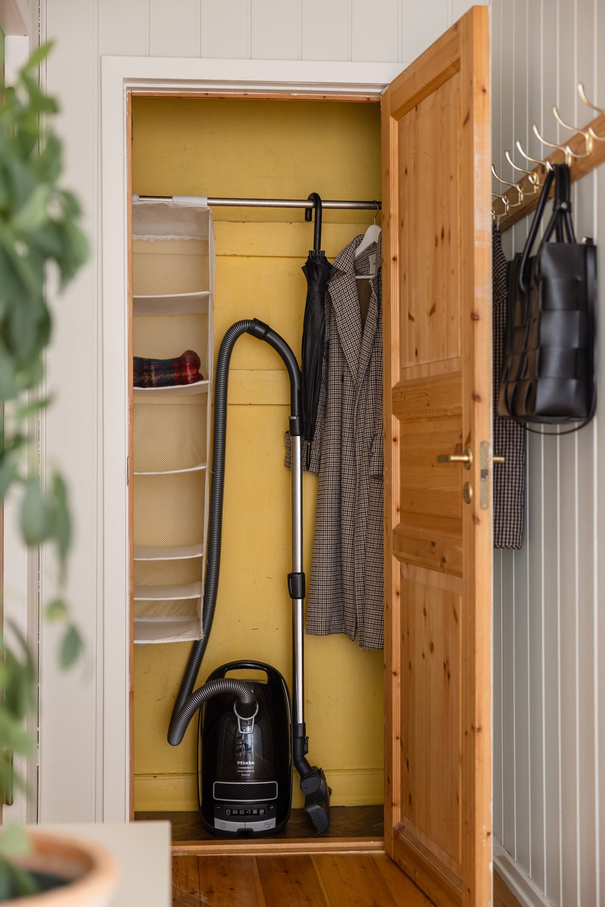 God plass til å henge fra seg yttertøy og plassere sko og f.eks. støvsuger i praktisk kott. Galleribilde