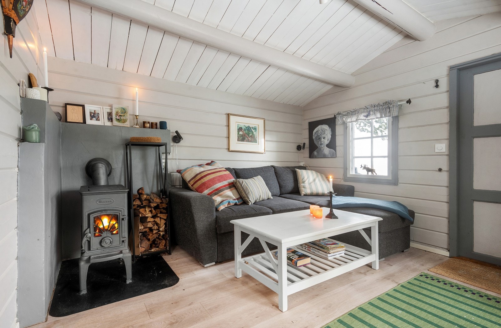 Koselig hytte med en god vedovn som raskt varmer opp hytta Galleribilde