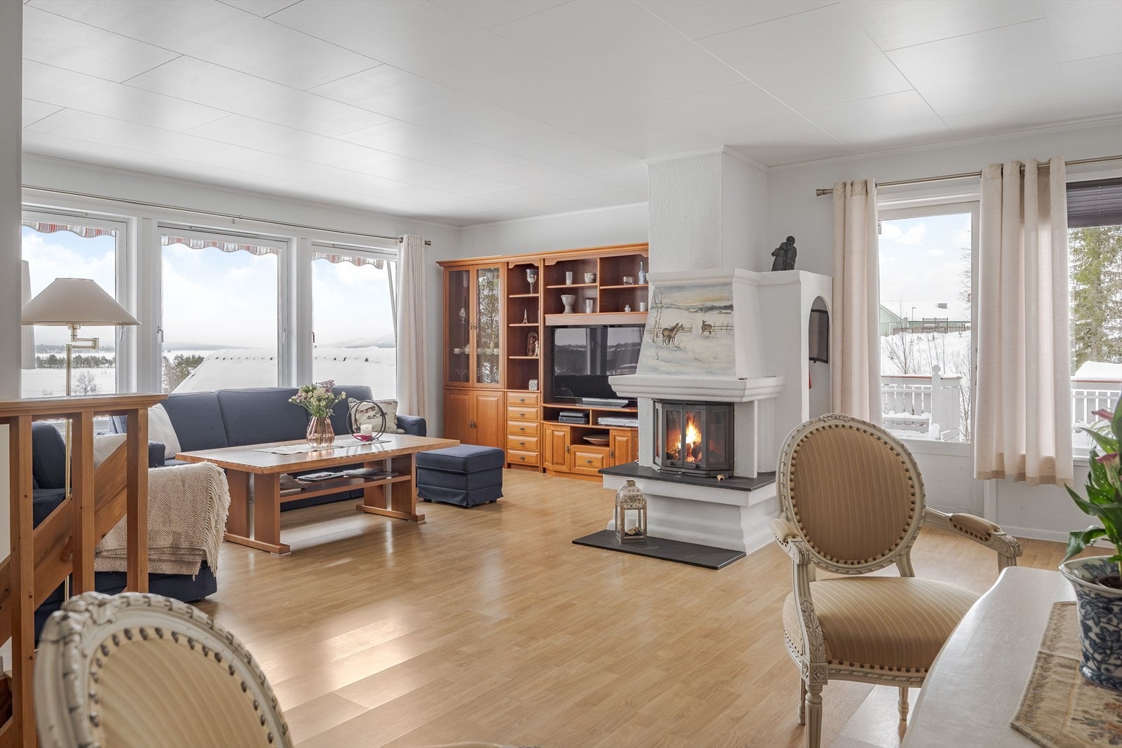 Boligen varmes i hovedsak opp av vedfyring og elektrisitet. Det er vannbåren gulvvarme i tilbygget del av boligen. Galleribilde