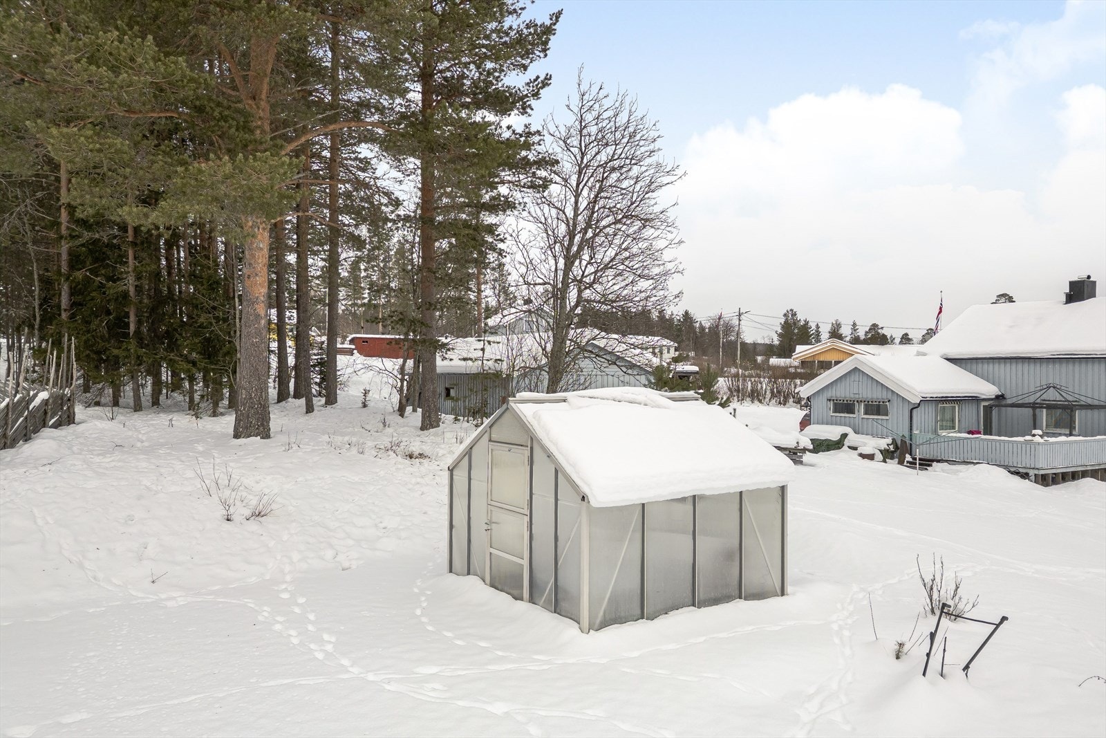 I tomtegrensen er det plassert et koselig drivhus hvor man kan dyrke grønnsaker og urter om man vil. Galleribilde