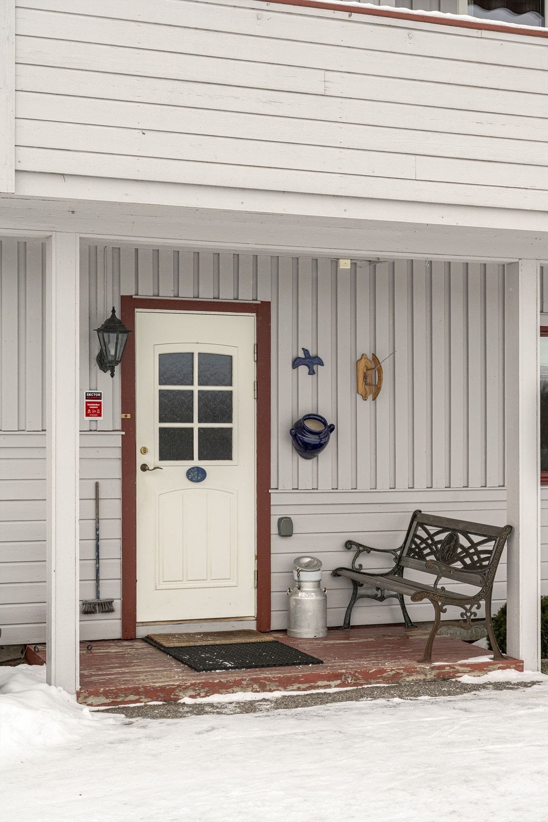 Inngangsparti i sokkeletasjen med overbygget balkong. Galleribilde