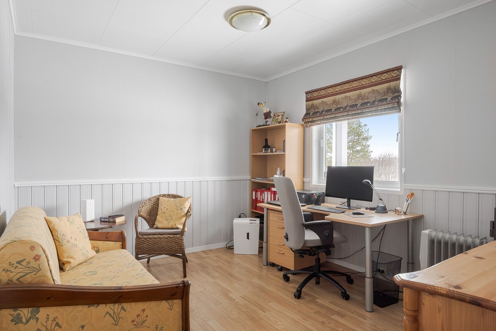 Rom i kjeller innredet som kontor. Dette kan også brukes som boligens tredje soverom om ønskelig. Galleribilde