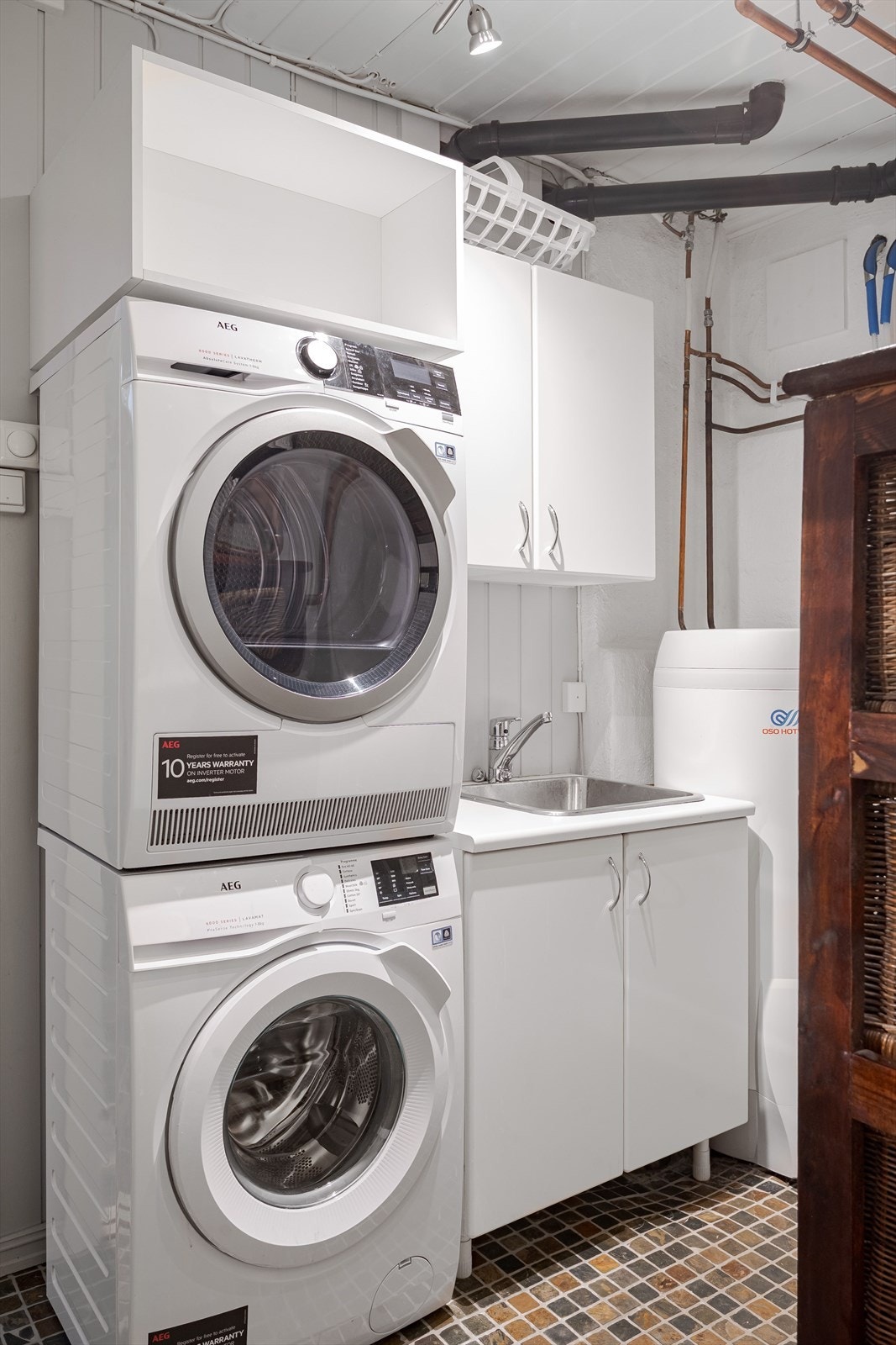 Vaskerommet har opplegg for vaskemaskin og har flislagt gulv. Galleribilde