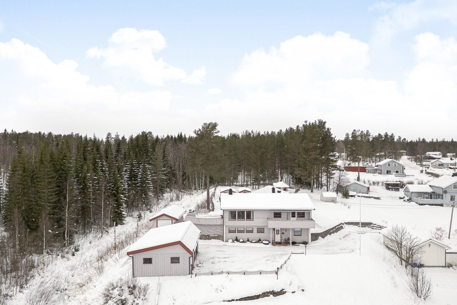 Eiendommen ligger i Nordre Osen, med gangavstand til både Osensjøen, nærbutikk og paviljongen/samfunnshuset. Galleribilde