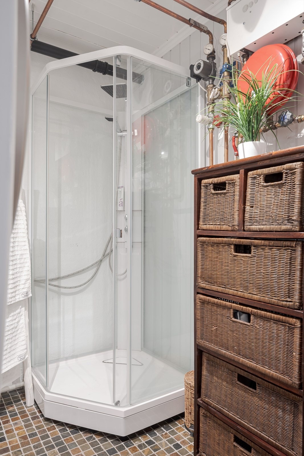 Det er også montert et dusjkabinett på vaskerommet. Galleribilde