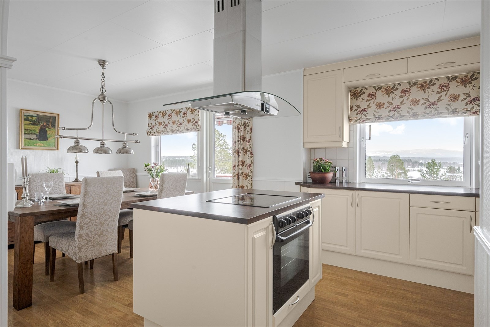 Praktisk kjøkkenøy med integrert koketopp og stekeovn. Galleribilde