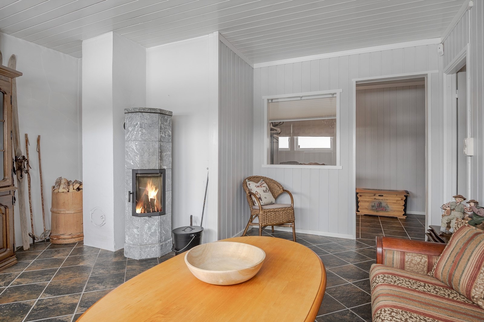 Underetasjen består blant annet av stue, kontor/soverom, bod og vaskerom. Galleribilde