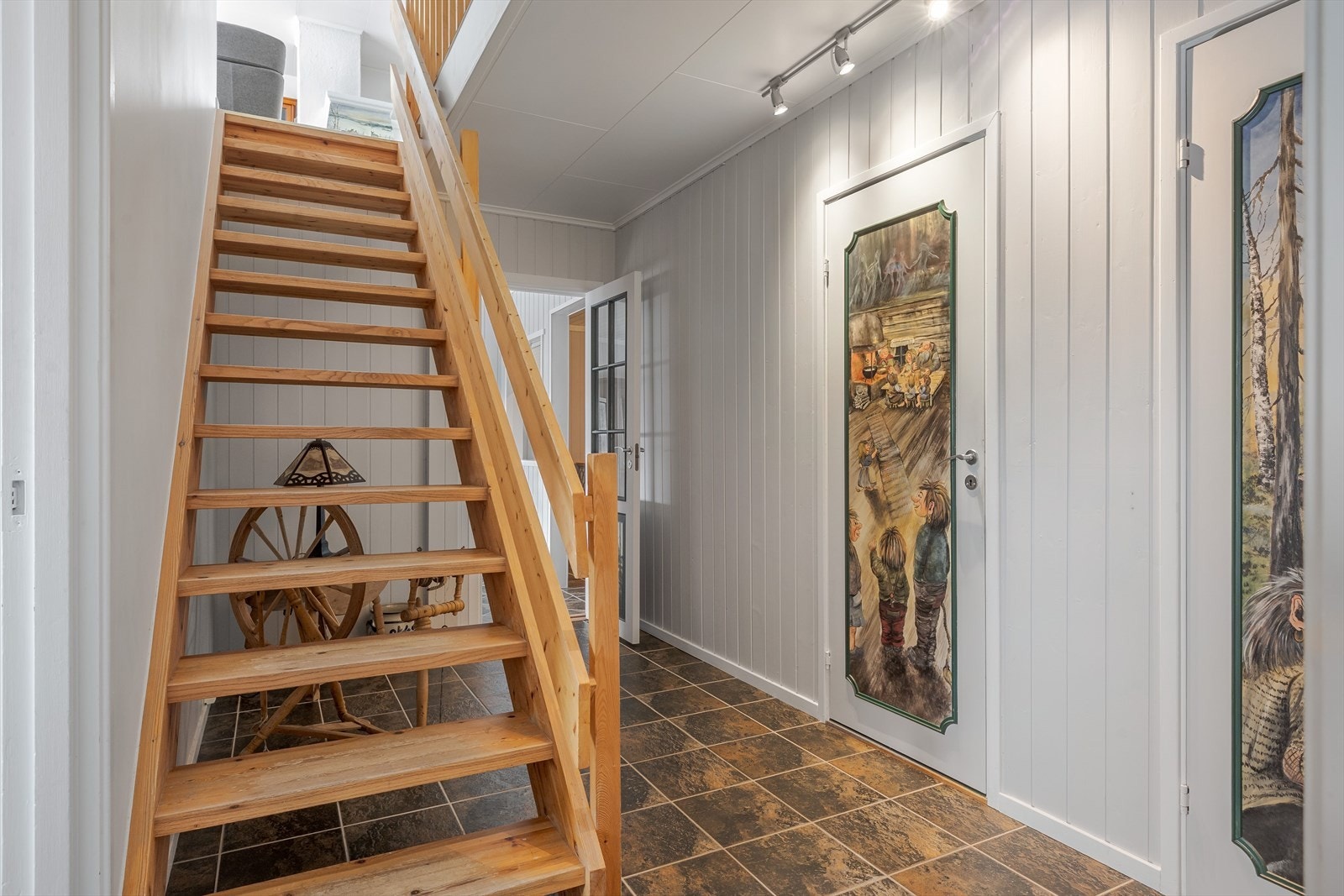 Vel inne i underetasjen møtes du av en flislagt og romslig gang, med adkomst videre opp til hovedetasjen. Galleribilde