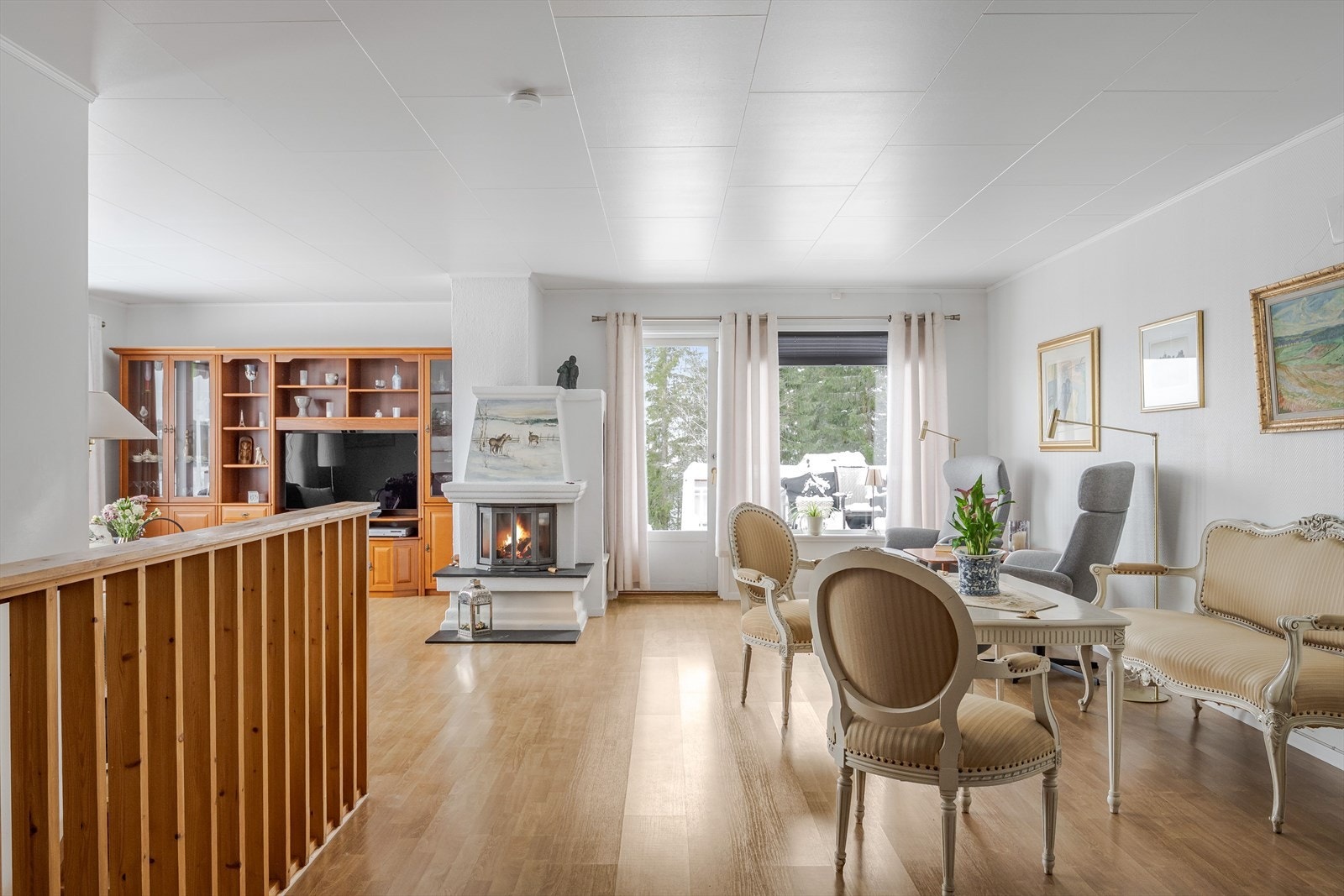 Boligens hovedetasje har et stort og lufitg oppholdsrom med flere soner for innredning. Galleribilde