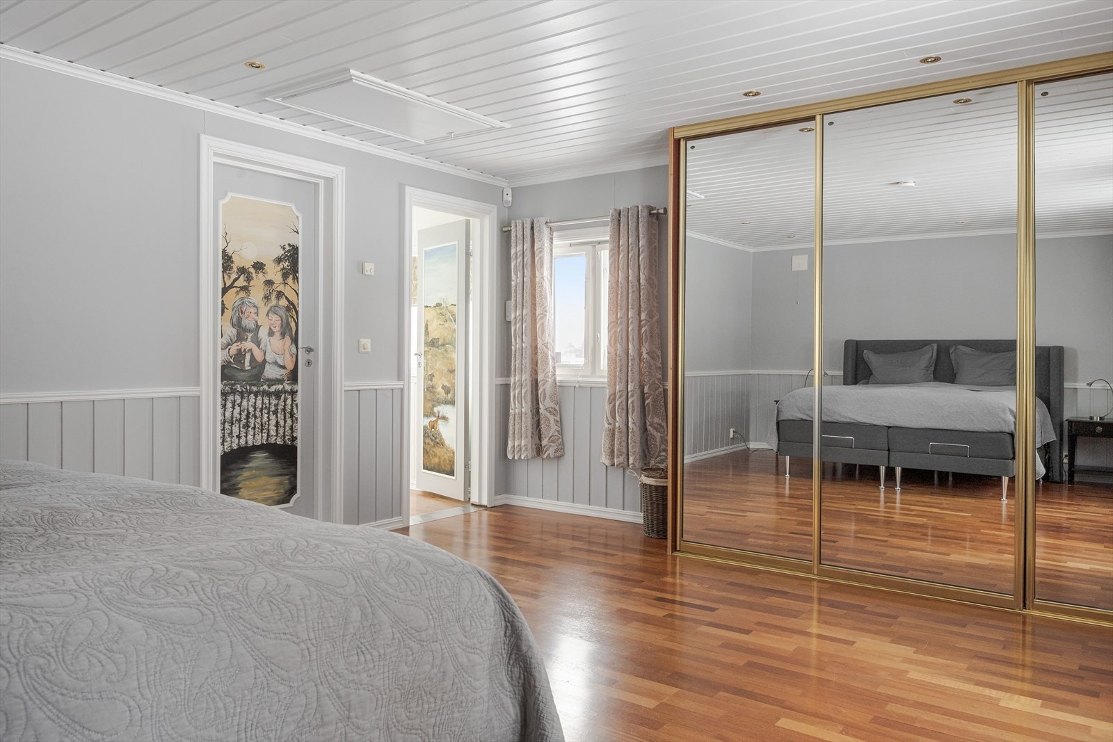 Hovedsoverommet har en stor skyvedørsgarderobe med speildører med nedfelte spotlights i himlingen. Galleribilde