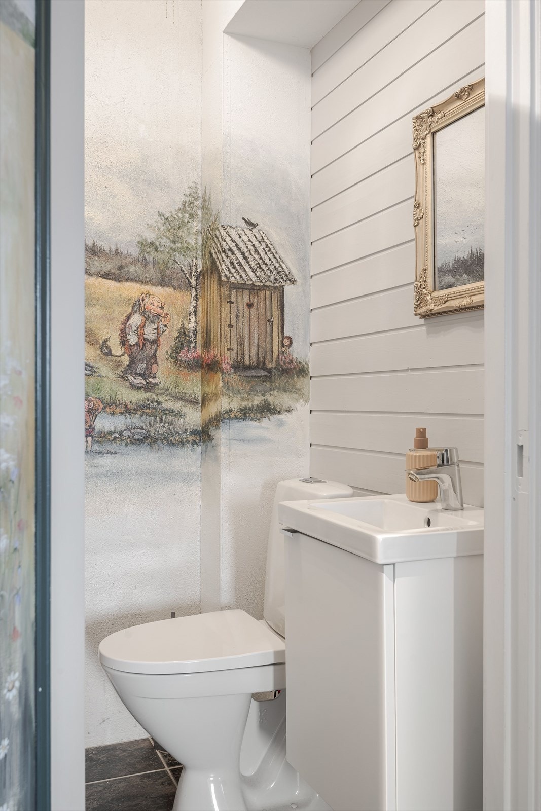 Det er et separat toalettrom både i underetasjen og i hovedetasjen med toalett og servant på innredning. Galleribilde