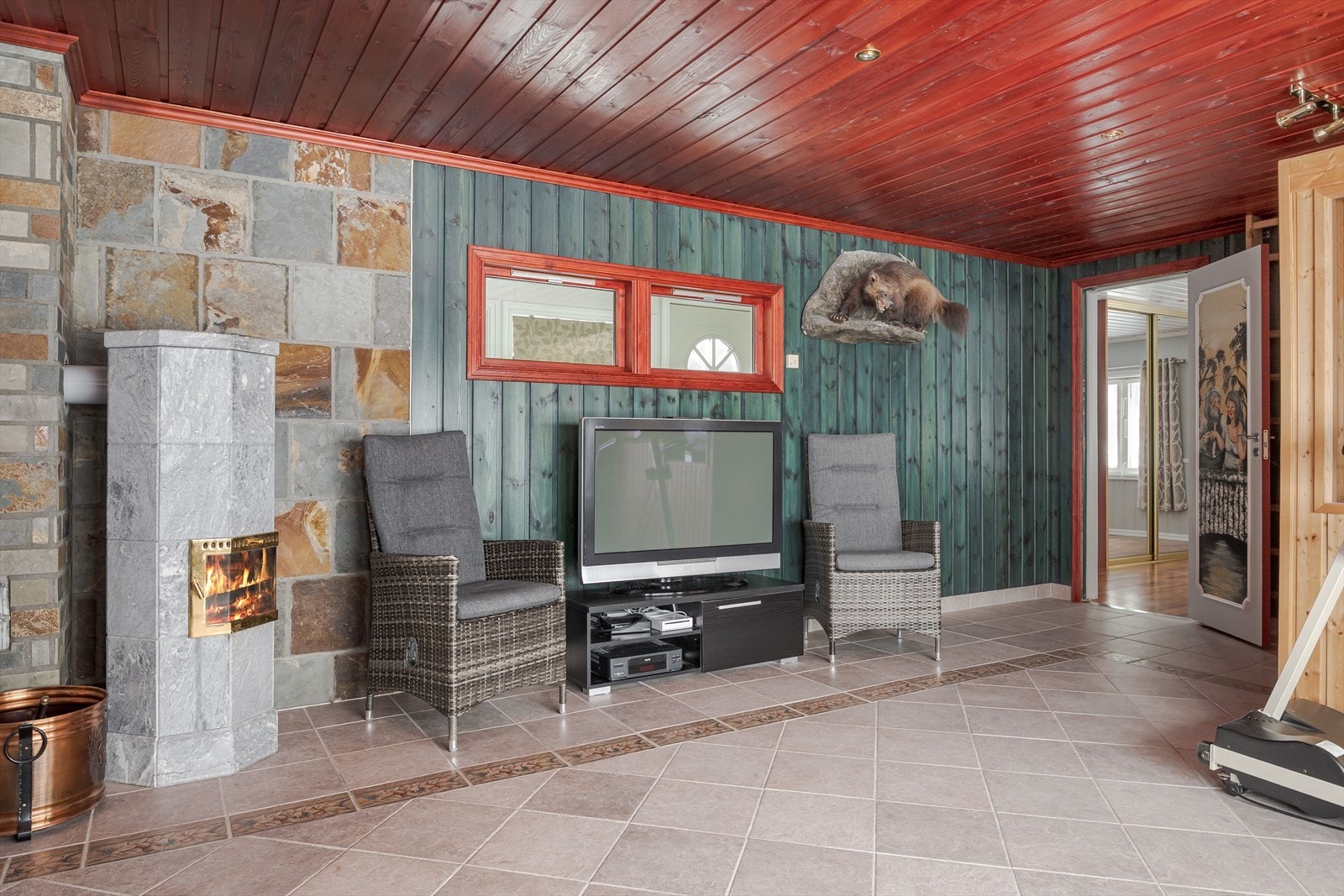 I hovedetasjen er det også en tv-stue med flislagt gulv, vedfyring og vannbåren gulvvarme. Galleribilde