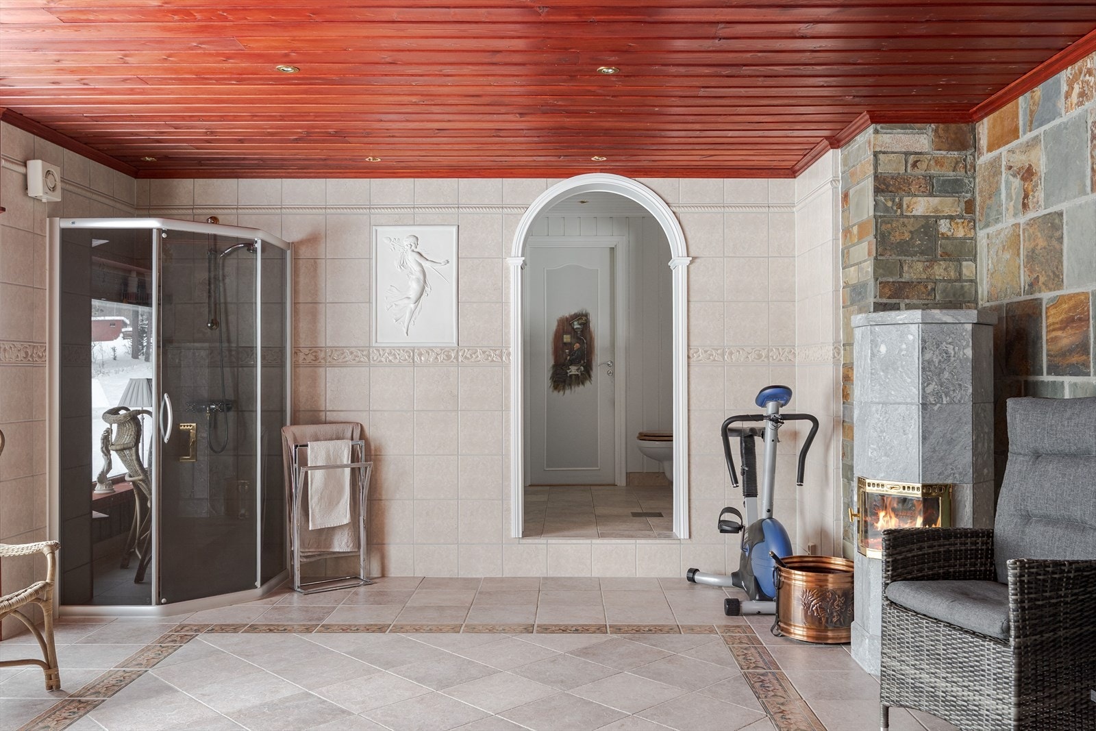 Dette rommet var i utgangspunktet et bad, men er i senere tid omgjort til stue med badstue. Galleribilde