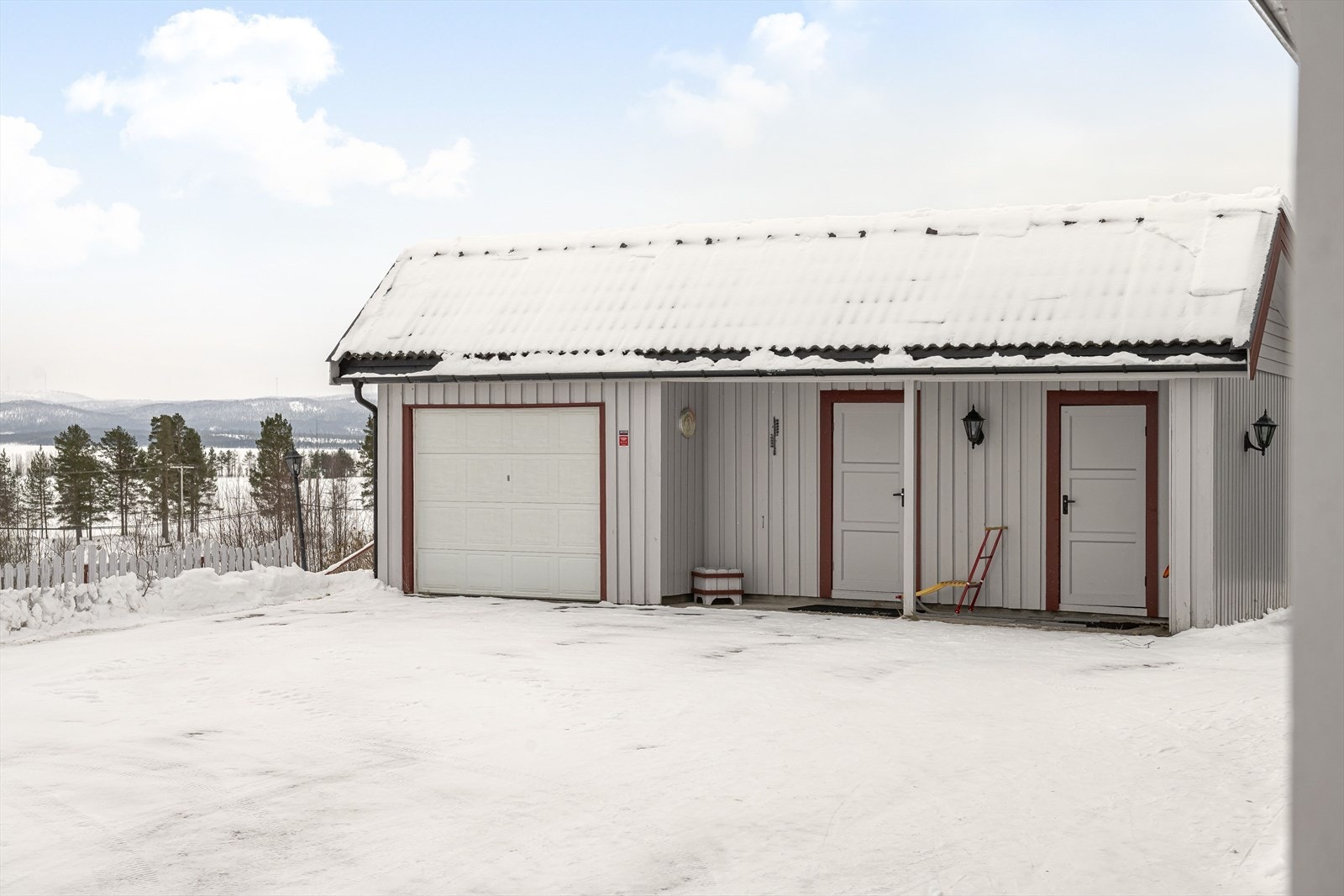 Frittstående garasje med inntilbygget isolert bod og vedbod på til sammen 45 kvm. Galleribilde