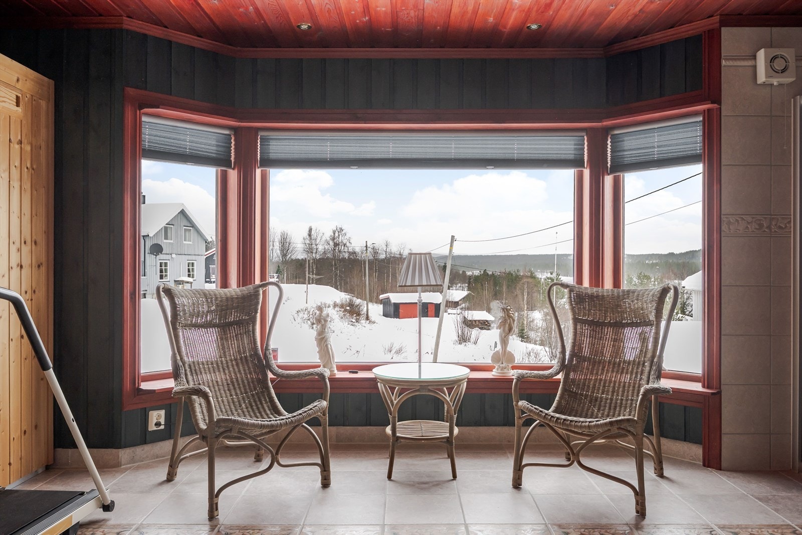 Denne særegne stuen har fine detaljer og et flott utsiktsvindu. Galleribilde