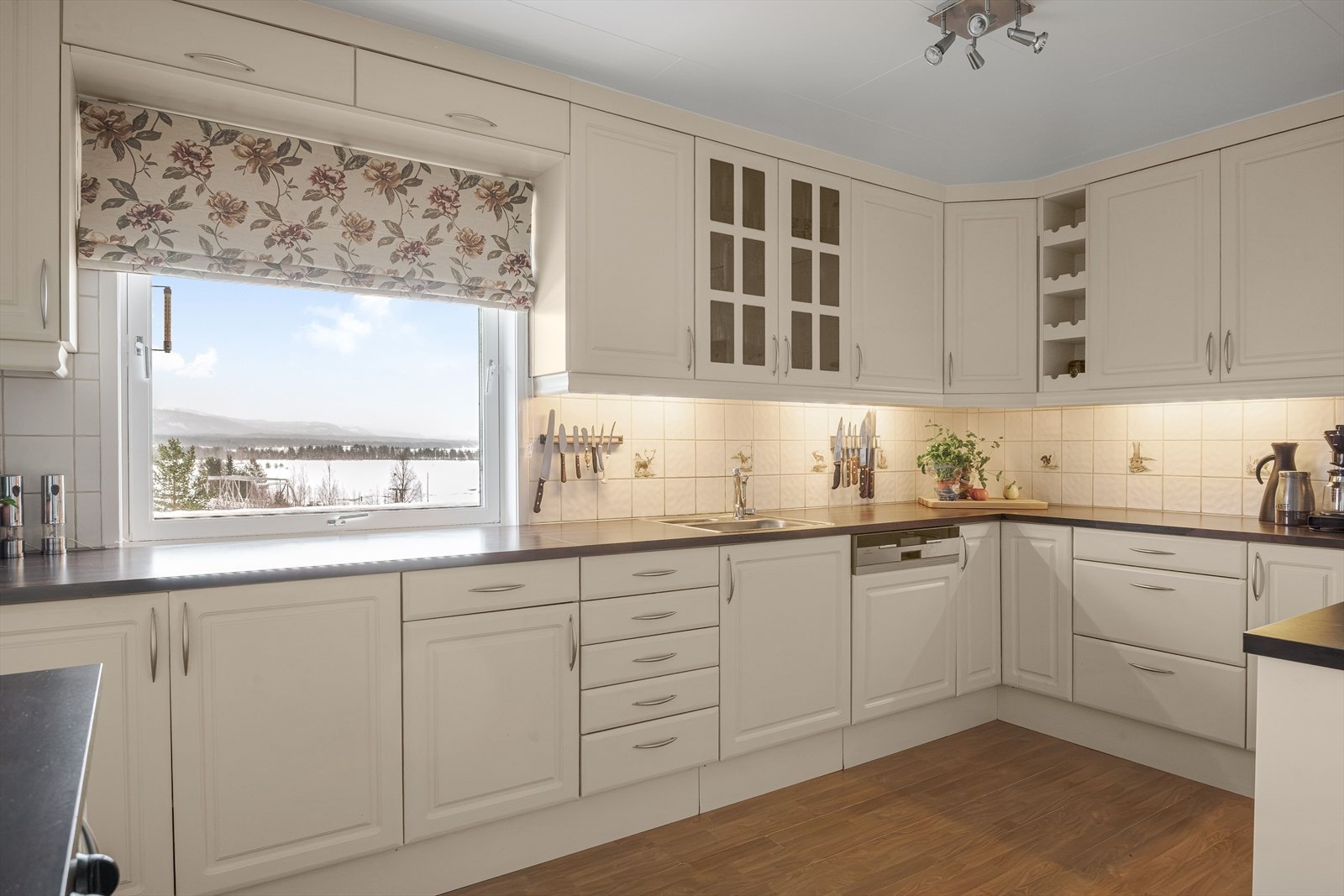 Kjøkkenet har godt med skap- og benkeplass og en nydelig utsikt fra kjøkkenvinduet over Osensjøen. Galleribilde