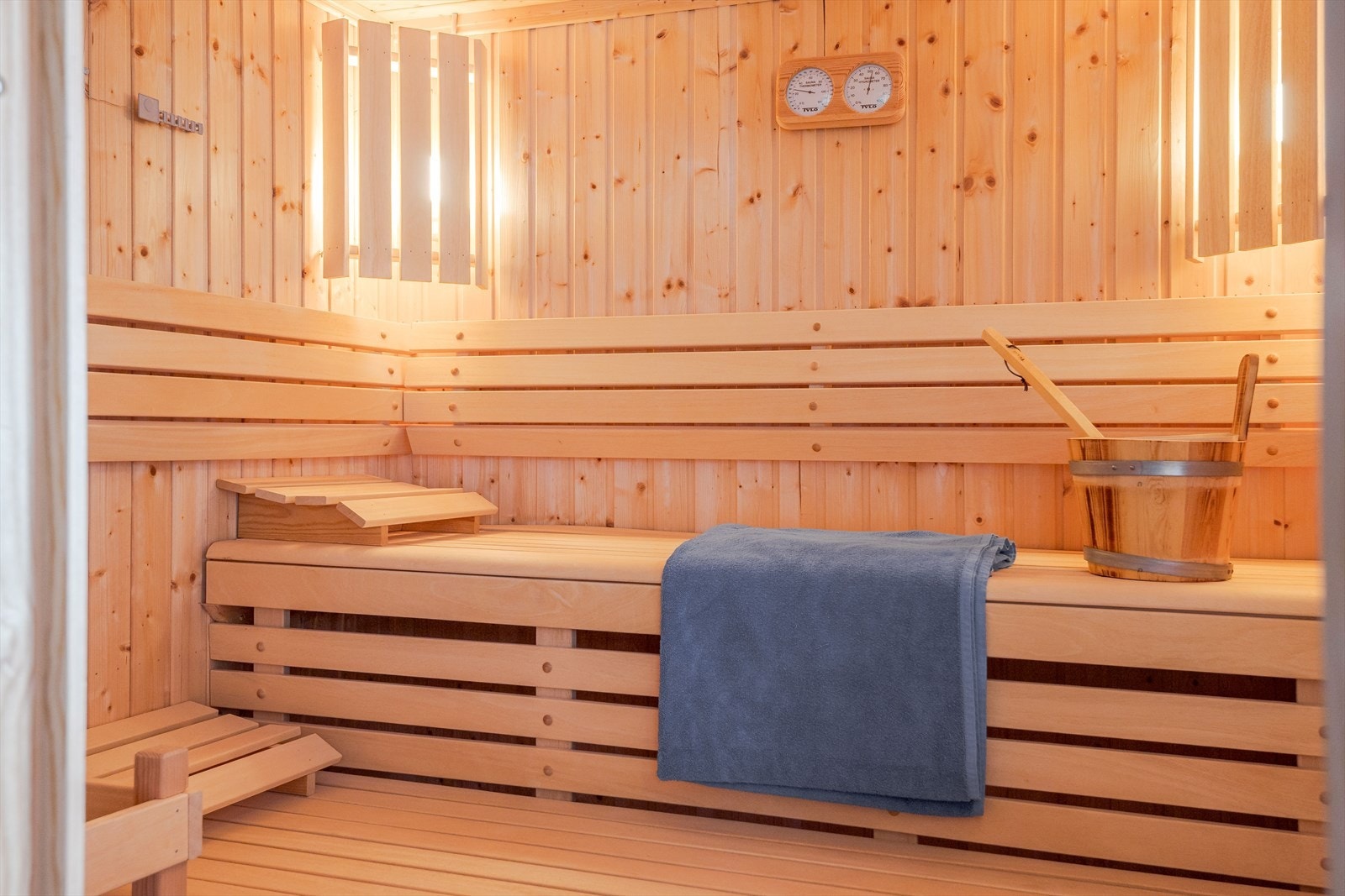 Det er også en badstue med sittebenker i tre i tilknytning til stuen. Galleribilde