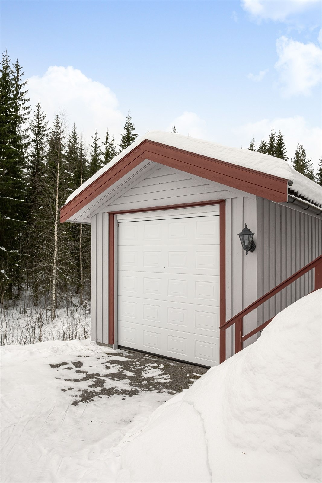 Frittstående anneks, som nå er garasje med elektrisk port. Kan også brukes som sommerstue og lagringsplass. Galleribilde