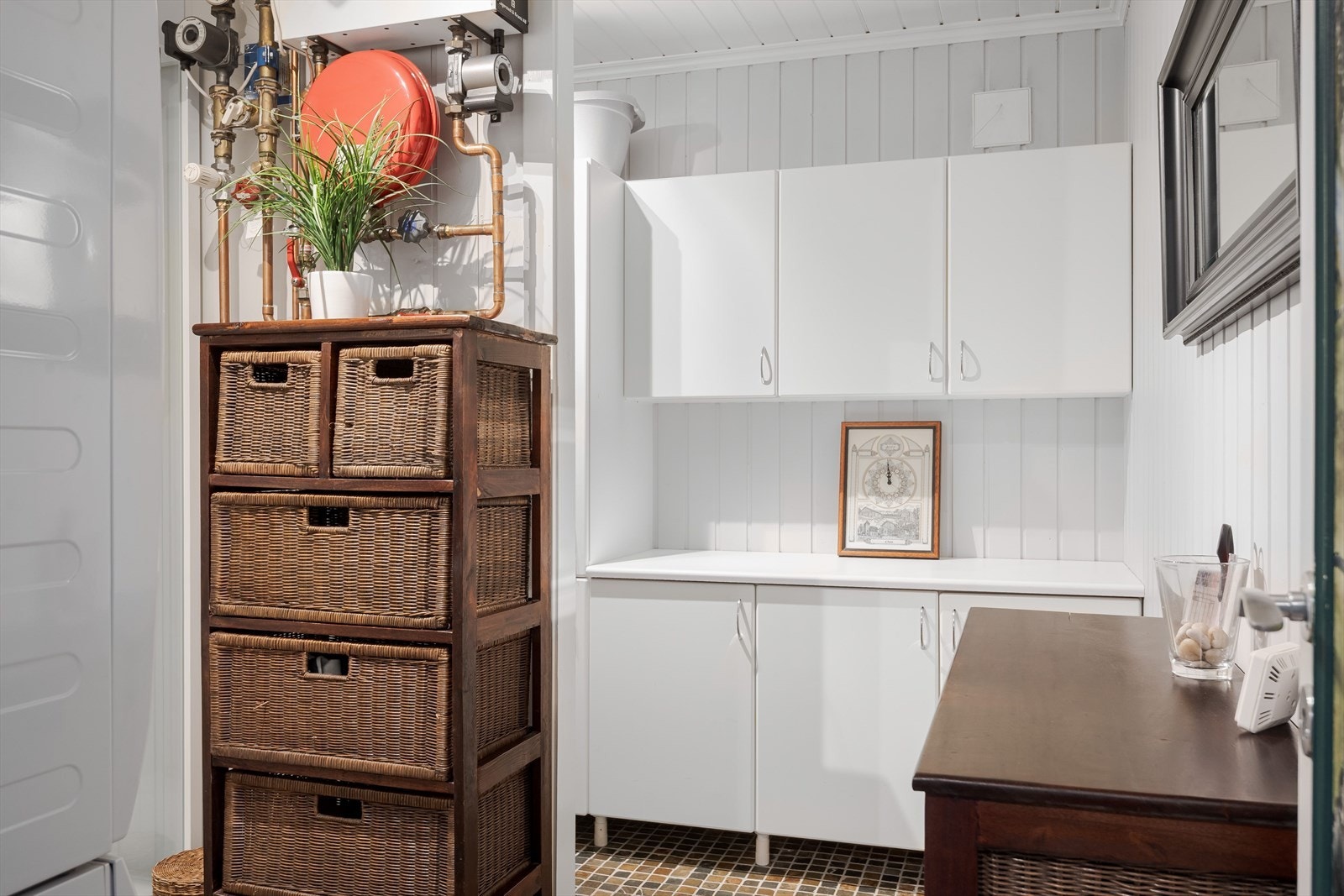 Underetasjen har et praktisk og stor vaskerom/bad, med flere skap for oppbevaring. Galleribilde