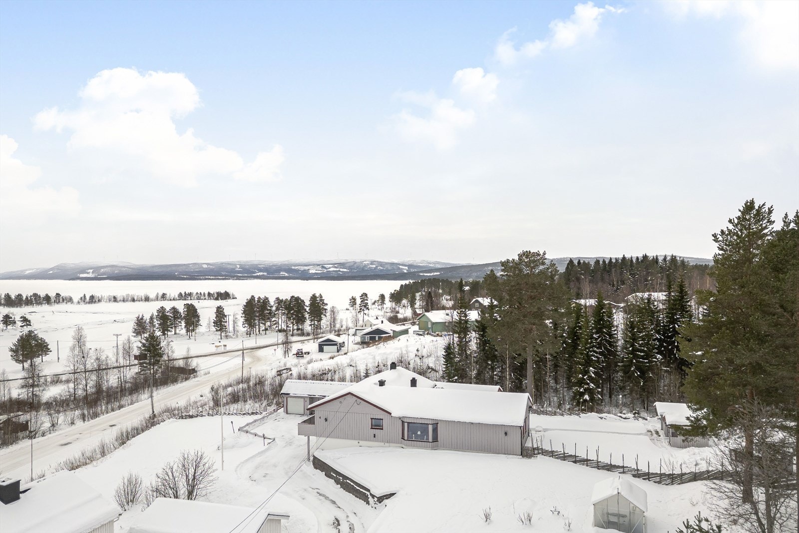 Fra eiendommen er det umiddelbar nærhet til naturen og den flotte Osensjøen, hvor en kan bade, fiske og kjøre båt. Galleribilde