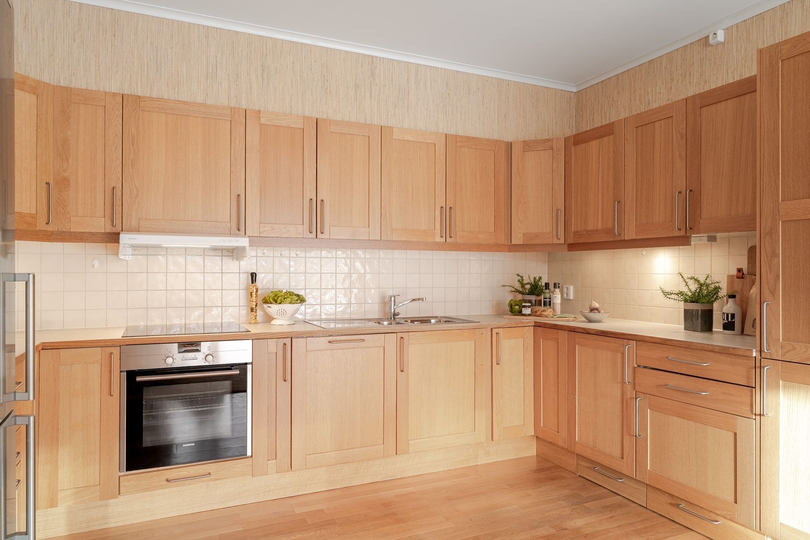 Av integrerte hvitevarer inneholder kjøkkenet oppvaskmaskin, platetopp og stekeovn Galleribilde