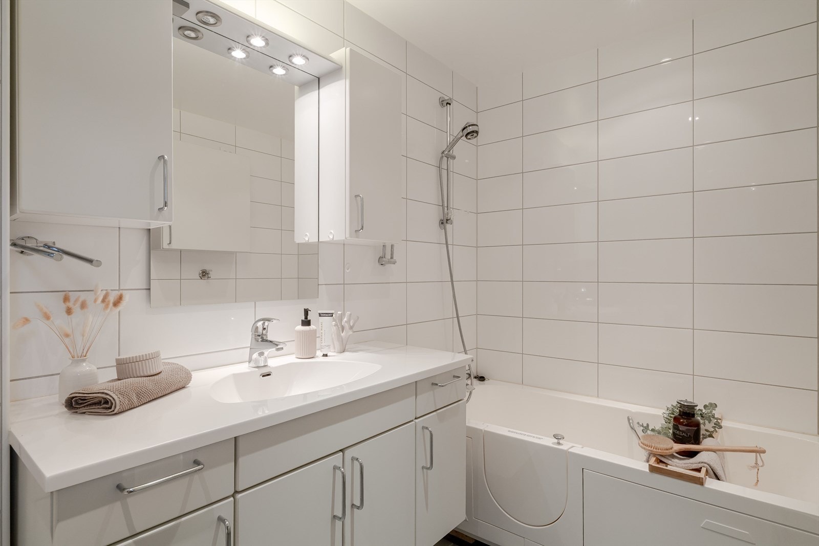 Det er montert en dør i badekar som gjør det trygt å gå ut og inn av karet Galleribilde