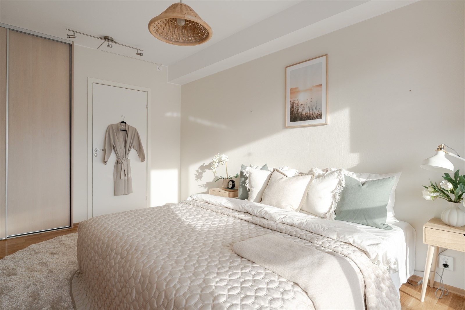 Soverommet kommer med en skyvedørsgarderobe Galleribilde