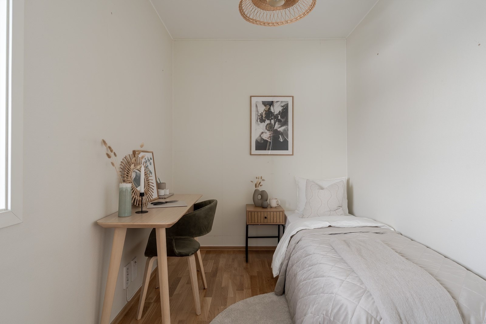 Soverom 2 måler 7,7m2 og passer perfekt som kontor eller gjesterom Galleribilde