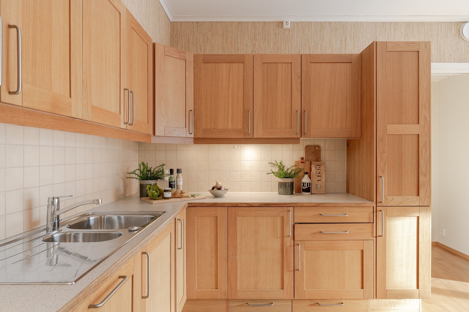 Godt med skap- og benkeplass til glede for kokken Galleribilde