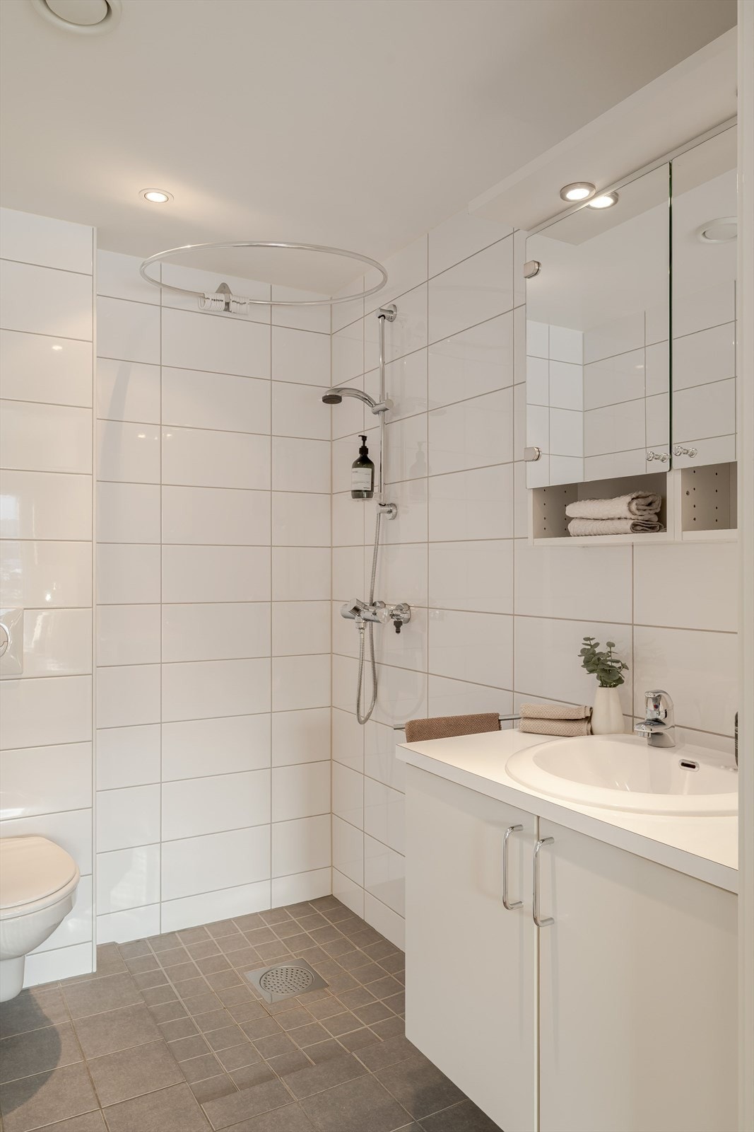 Bad 2 er også helfliset og inneholder innredning med servant, vegghengt toalett og dusjvegger | Behagelig varme i gulv Galleribilde