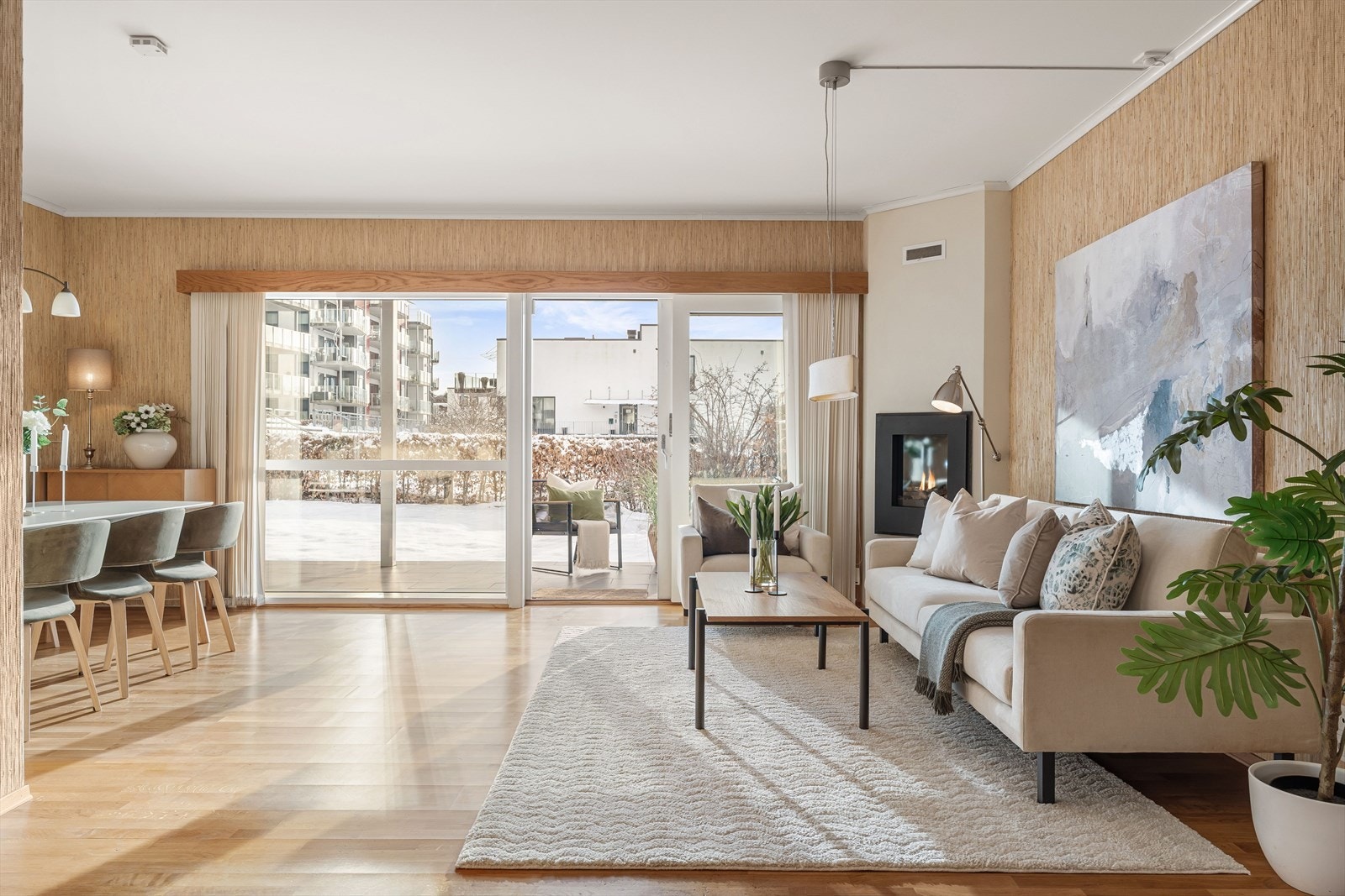 Vi beveger oss inn i hjertet av boligen | Lys og tiltalende stue med store vindusflater som slipper inn rikelig med naturlig lys Galleribilde