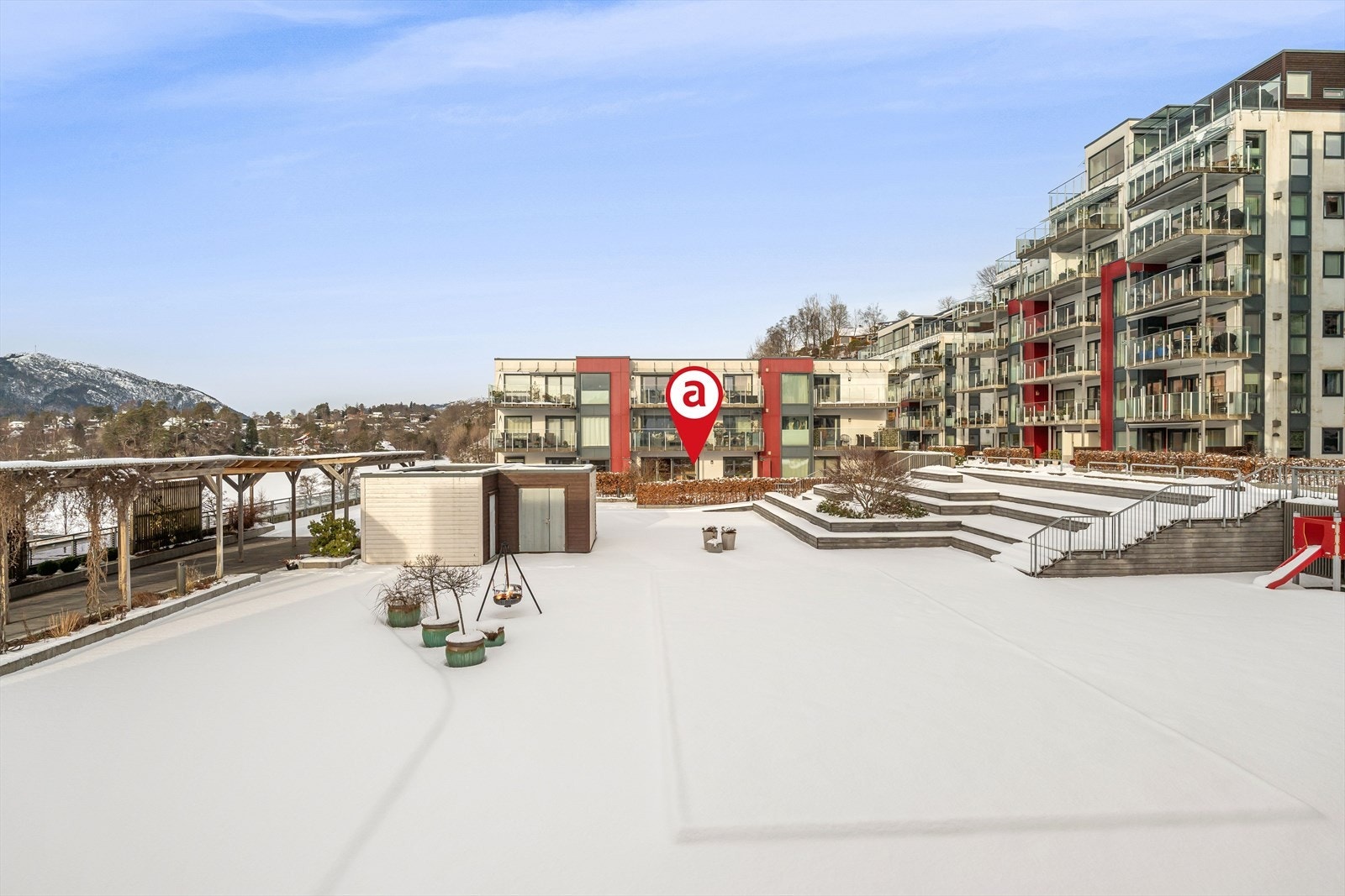 Sameiet har et stort og flott fellesareal med bålpanne, plass til beboerne og lekeplass til glede for de små Galleribilde