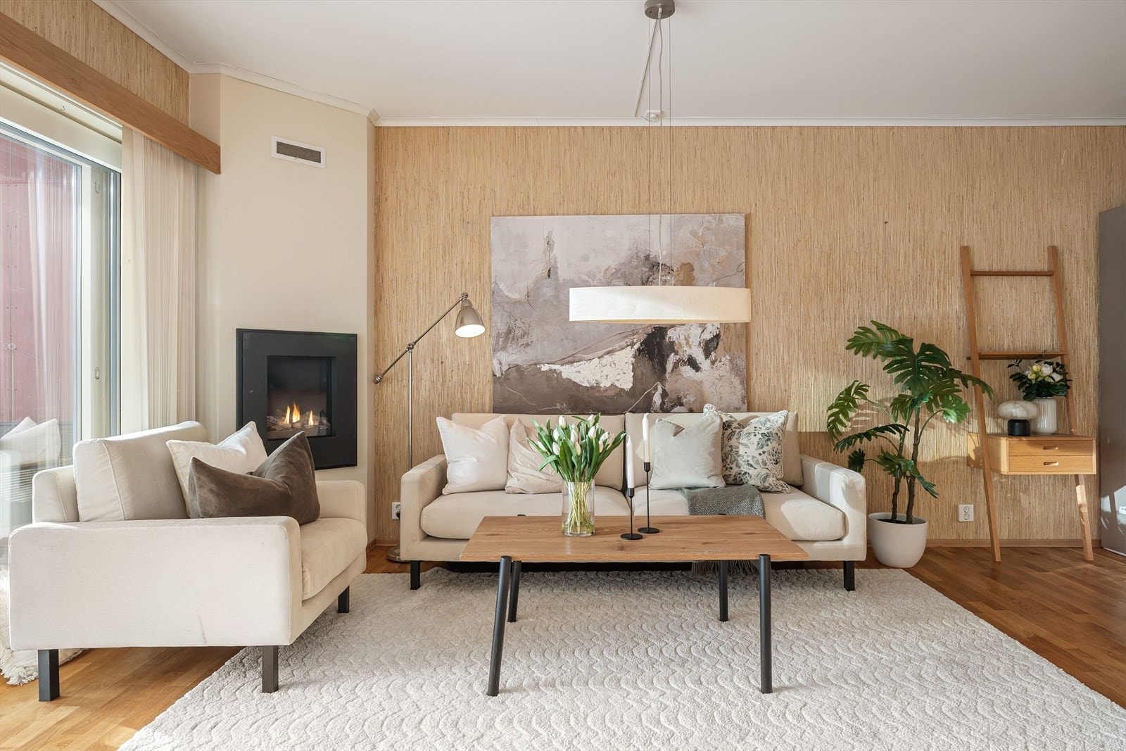 Stuen kan enkelt fordeles i ulike soner, og har god plass til både sofa- og spisebordsgruppe. Galleribilde