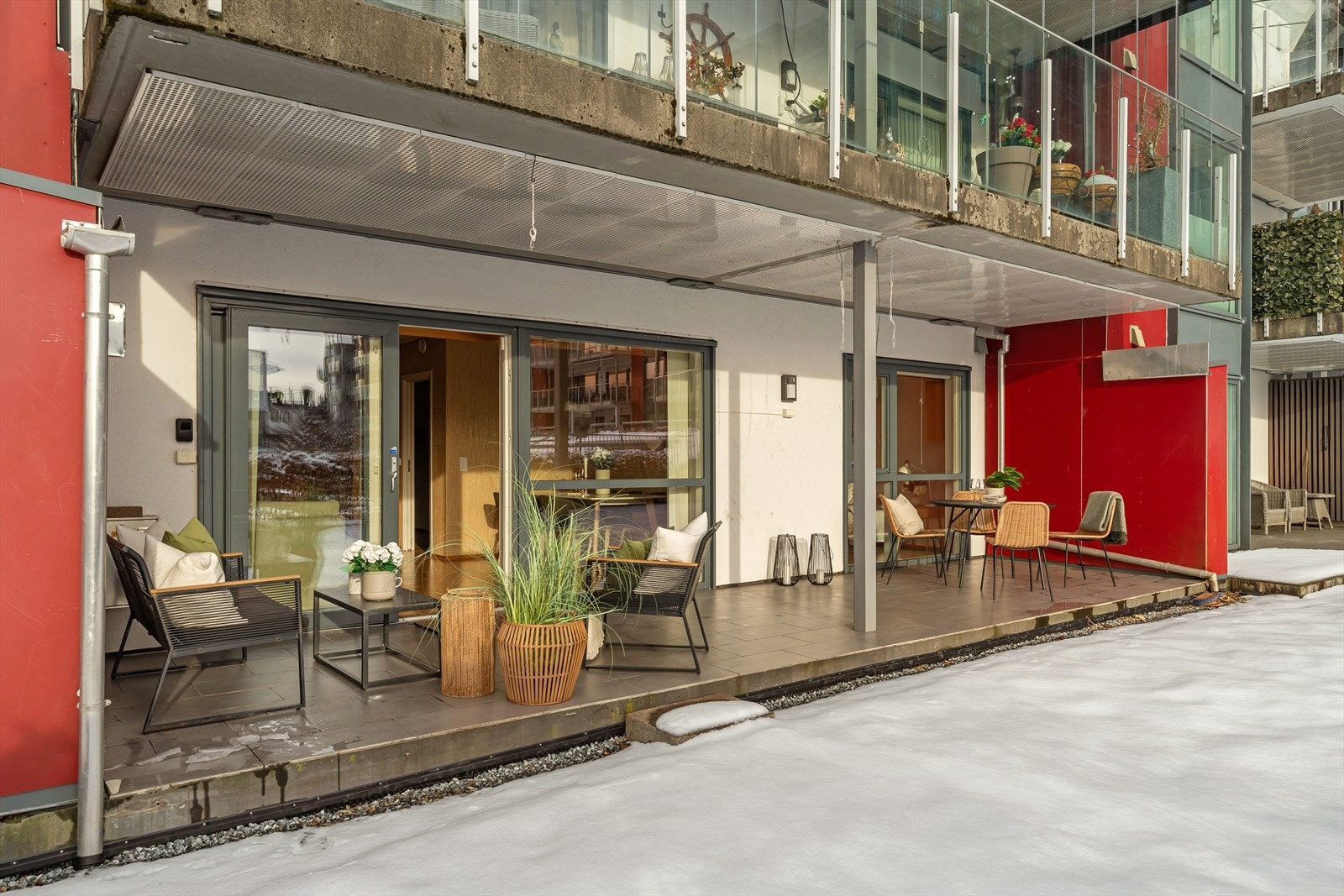 Terrassen er overbygget og gjør at den kan brukes fra tidlig vår til sen høst da utemøblene står godt under tak Galleribilde