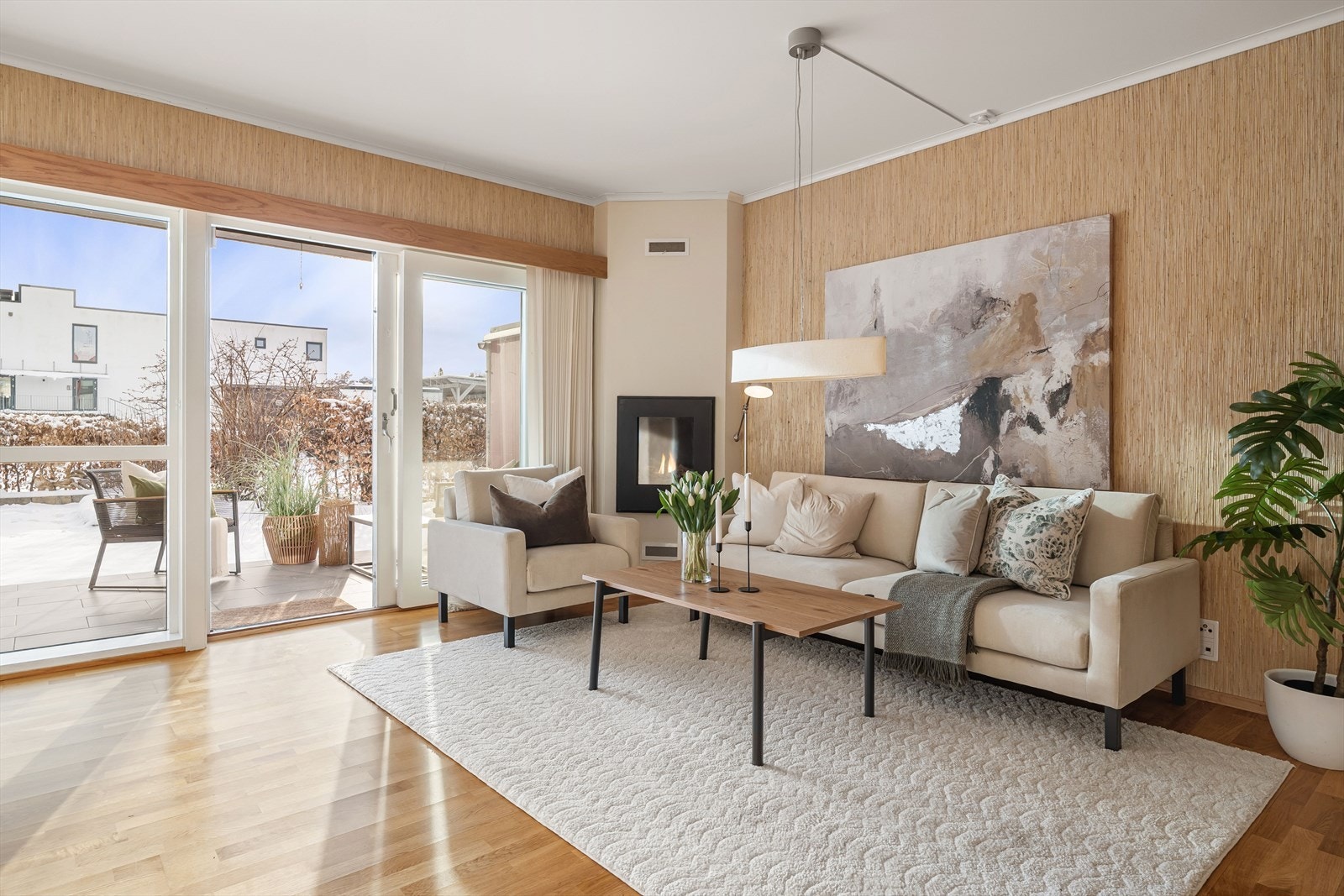 Fra stuen er det tilkomst til en flott terrasse oppmålt til 20,3m2 Galleribilde