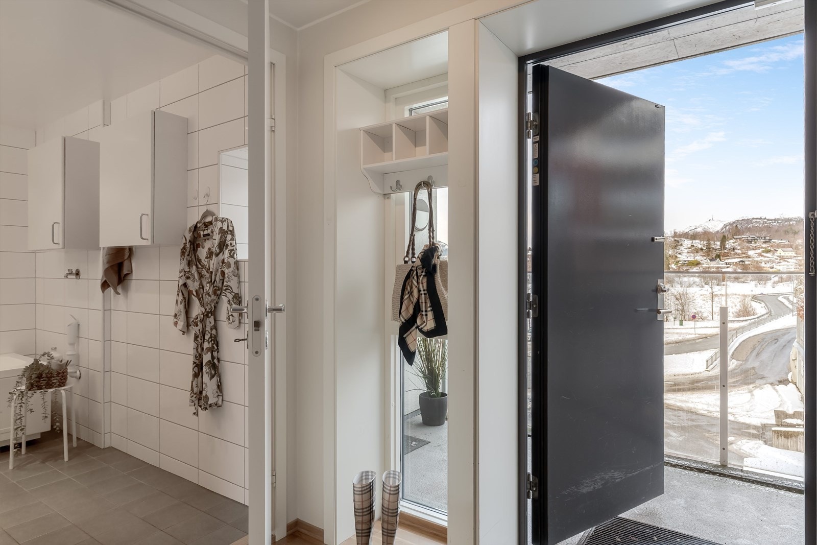 Velkommen inn! Her møtes av en lys og romslig èntre med en garderobeløsning Galleribilde