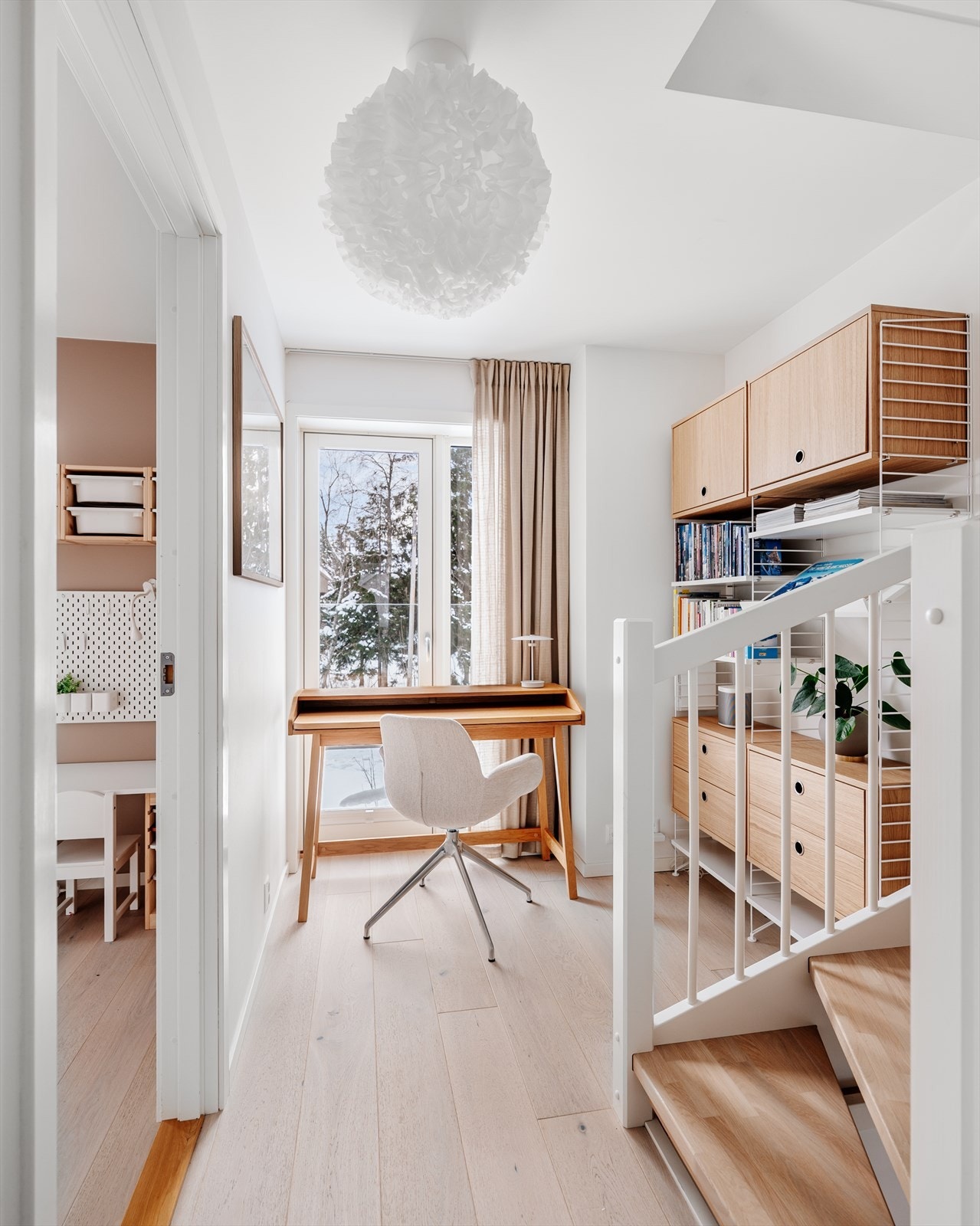 Smart utnyttet gangareal i 2. etasje med kontorplass ved vinduet og rom for ekstra oppbevaring Galleribilde