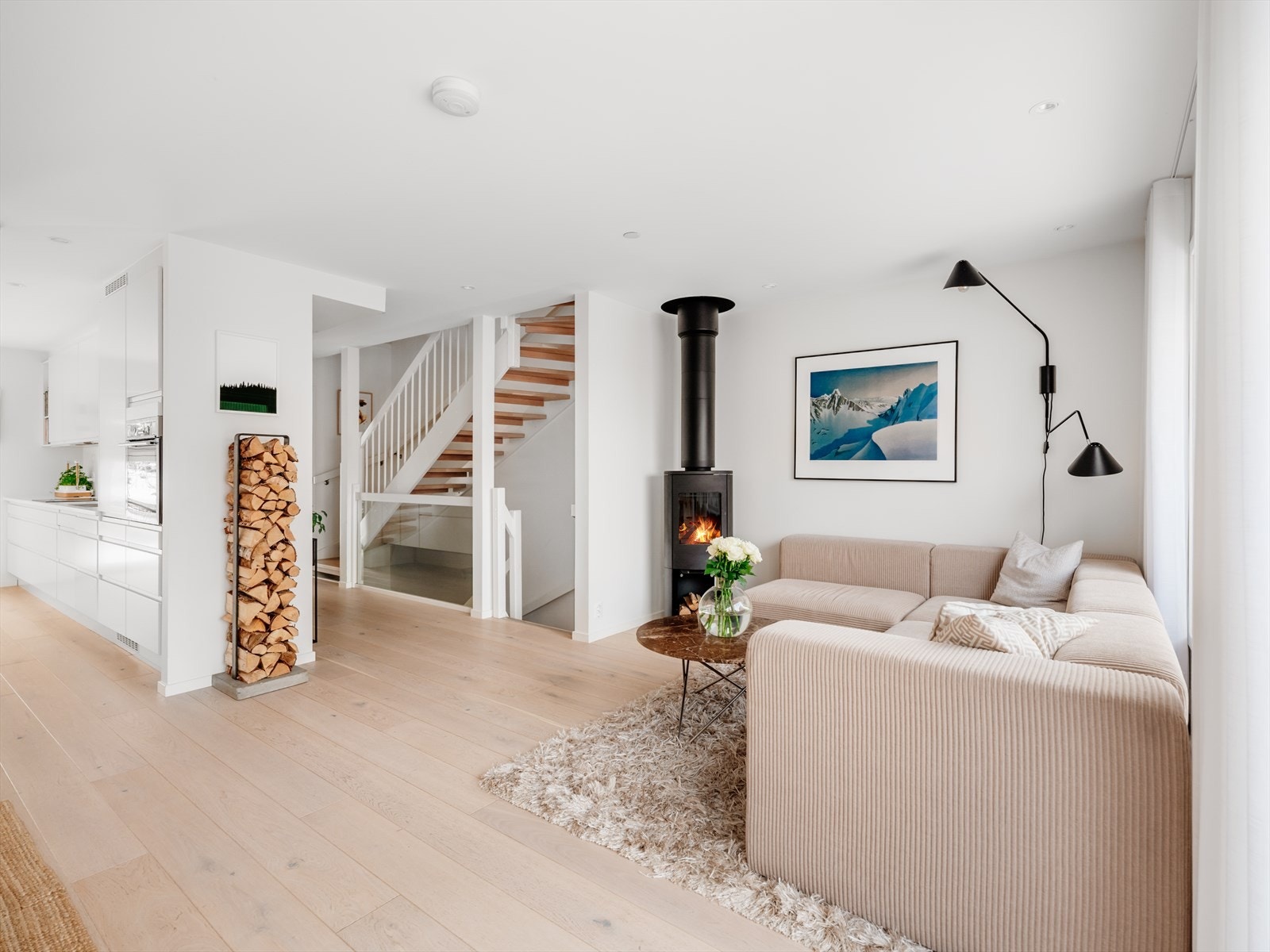 1-stavs eikeparkett og lysmalte veggflater. Det er elektriske varmekabler i gulv, noe som er gjennomgående i hele 1. etasje, samt på begge bad, vaskerom og hall Galleribilde