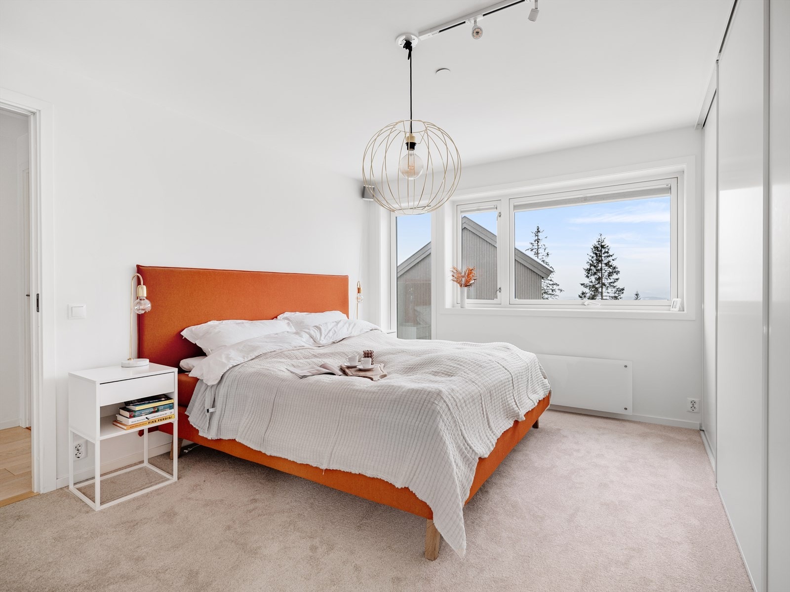 Romslig og innbydende hovedsoverom med behagelig vegg-til-vegg teppe og lysmalte veggflater Galleribilde