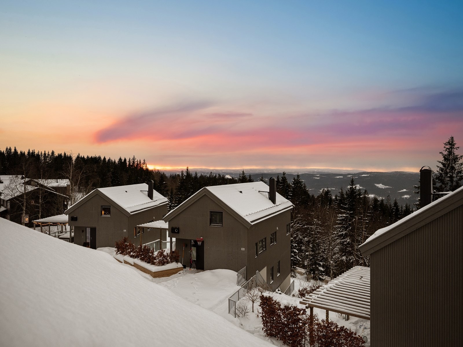 Helt inntil markagrensen med direkte tilgang til milevis av tur- og skimuligheter året rundt Galleribilde